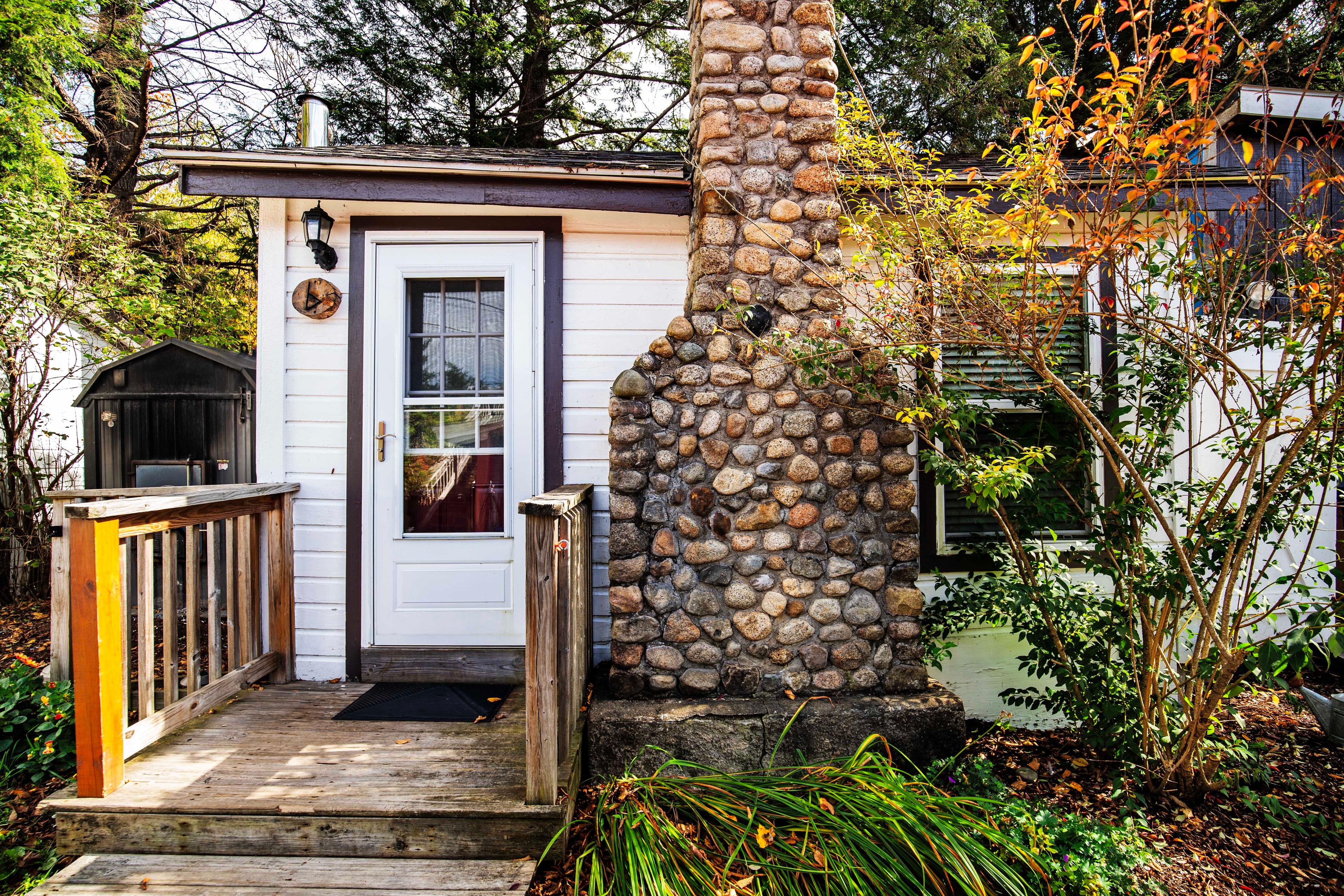 Beaver Pond: A cozy and inviting riverside cabin retreat. #BeaverPond #PemiCabins #PemigewassetRiver #RiversideCabin