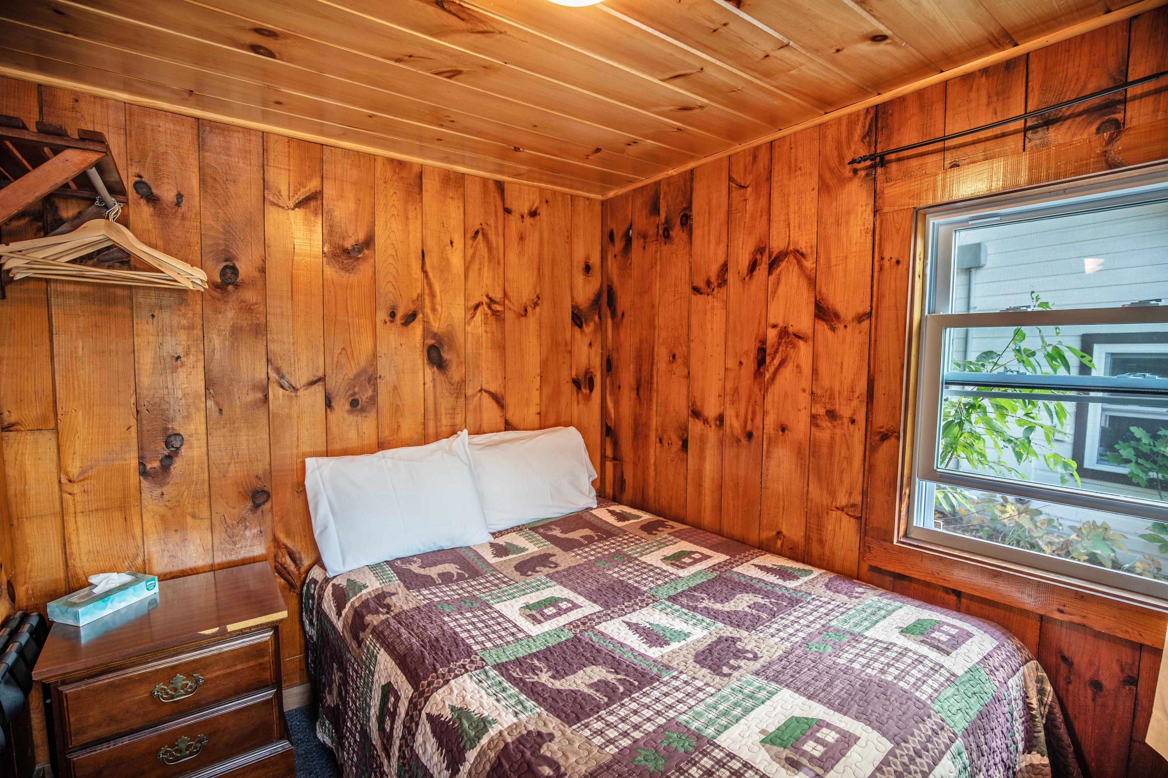 Cozy atmosphere and rustic charm at Eagle Cliff cabin. #PemiCabins #PemigewassetRiver #RusticCabin #WhiteMountains