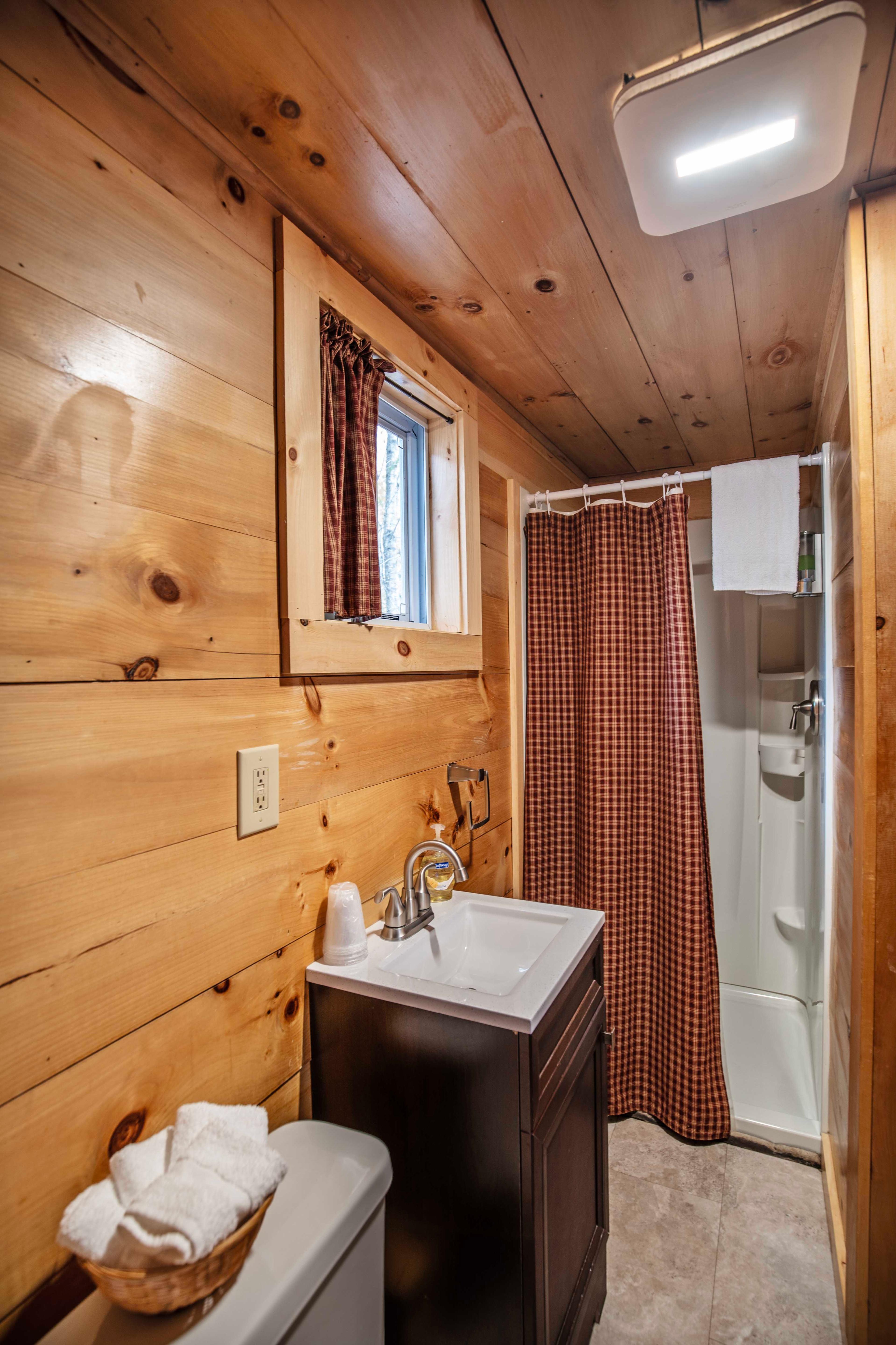 Full bathroom with stand-up shower near the bedroom in Lost River cabin. #FullBathroom #HiddenGem #NatureBeauty #AdventureAwaits