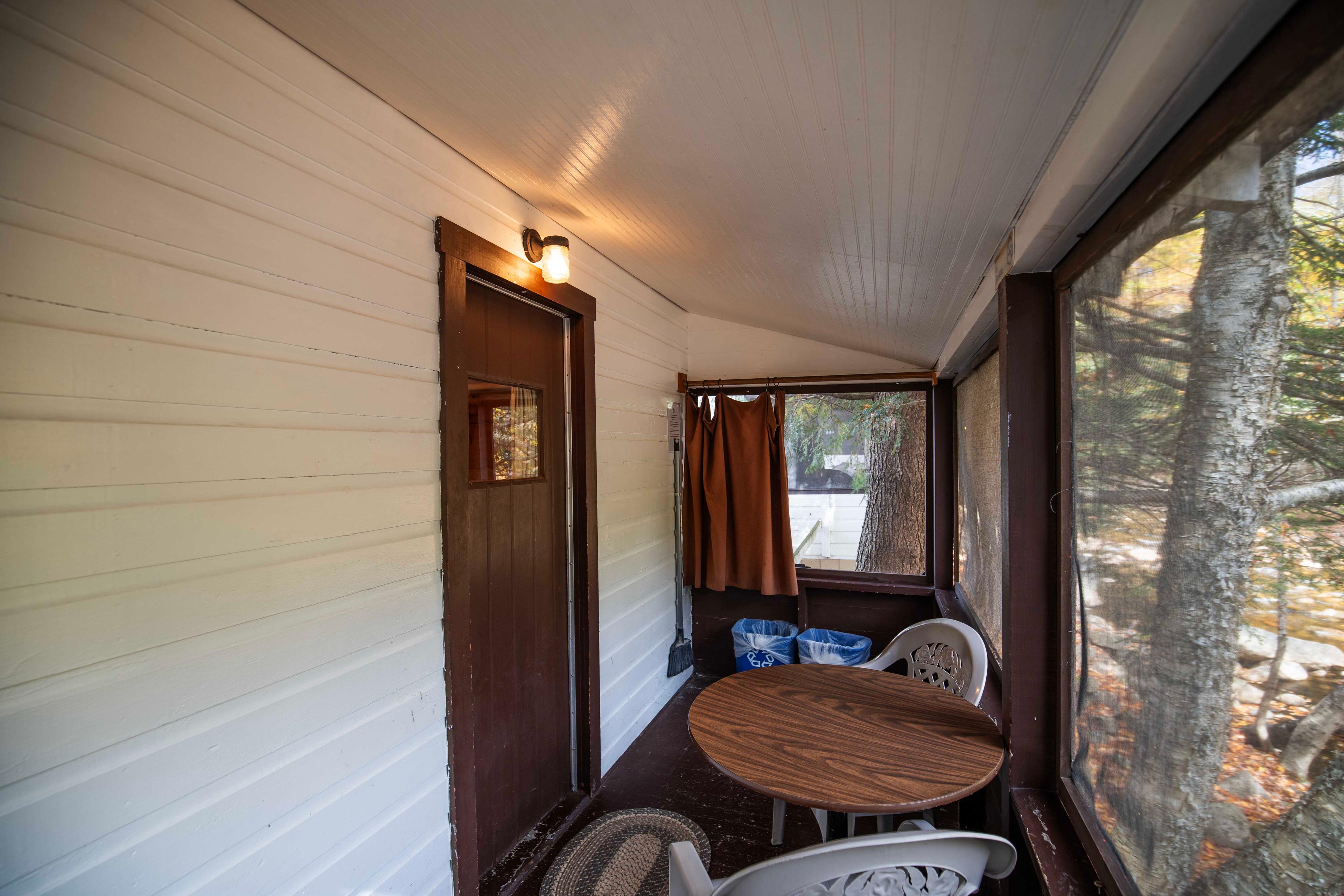 Perfect spot for a romantic dinner with river views at The Flume cabin. #MountainRetreat #RomanticGetaway #UnforgettableGetaway #CabinInTheWoods