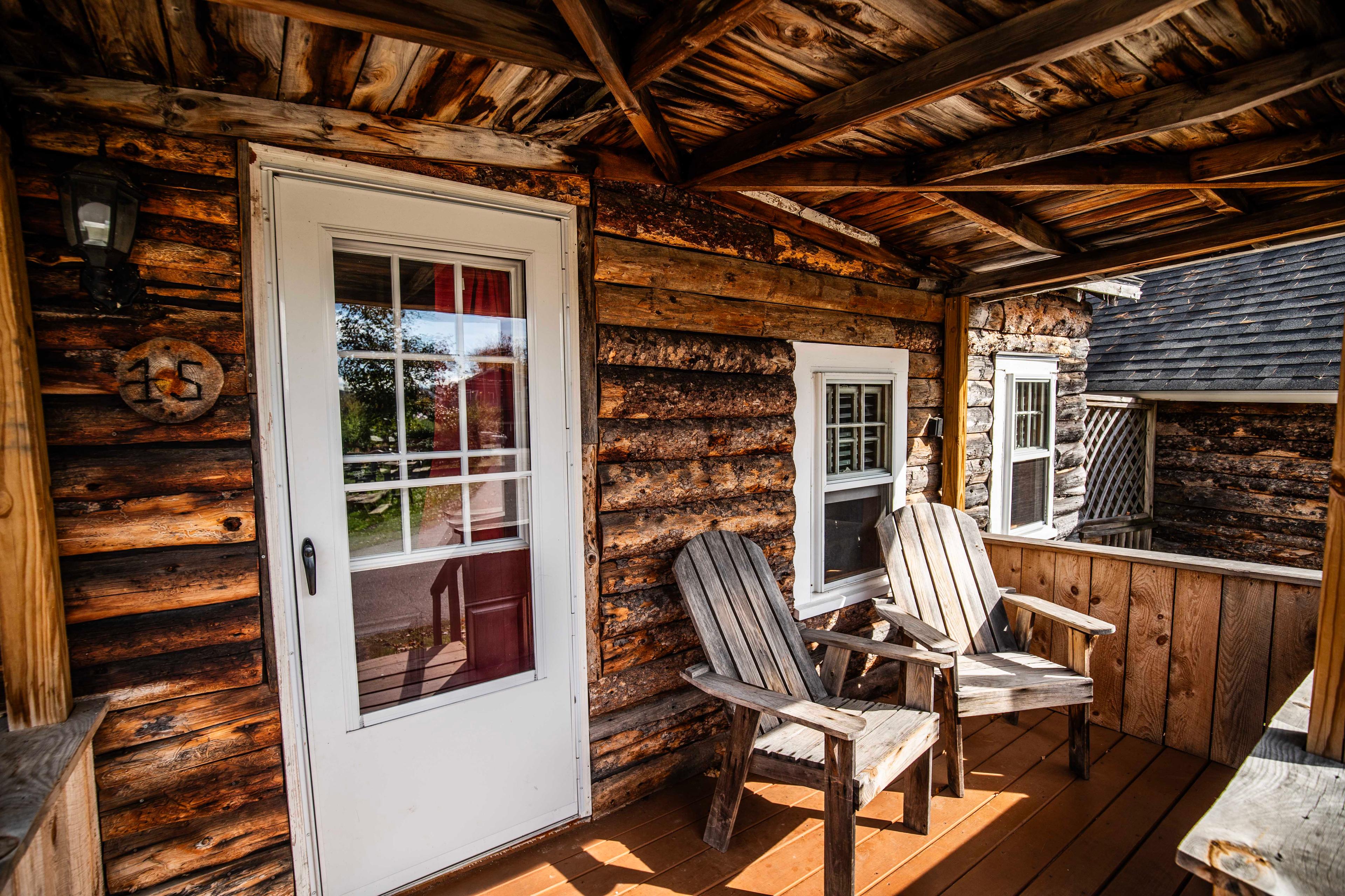 Private porch space with seating at The Pemi Trail cabin. #NatureLovers #HomeAwayFromHome #CabinLife #ScenicBeauty