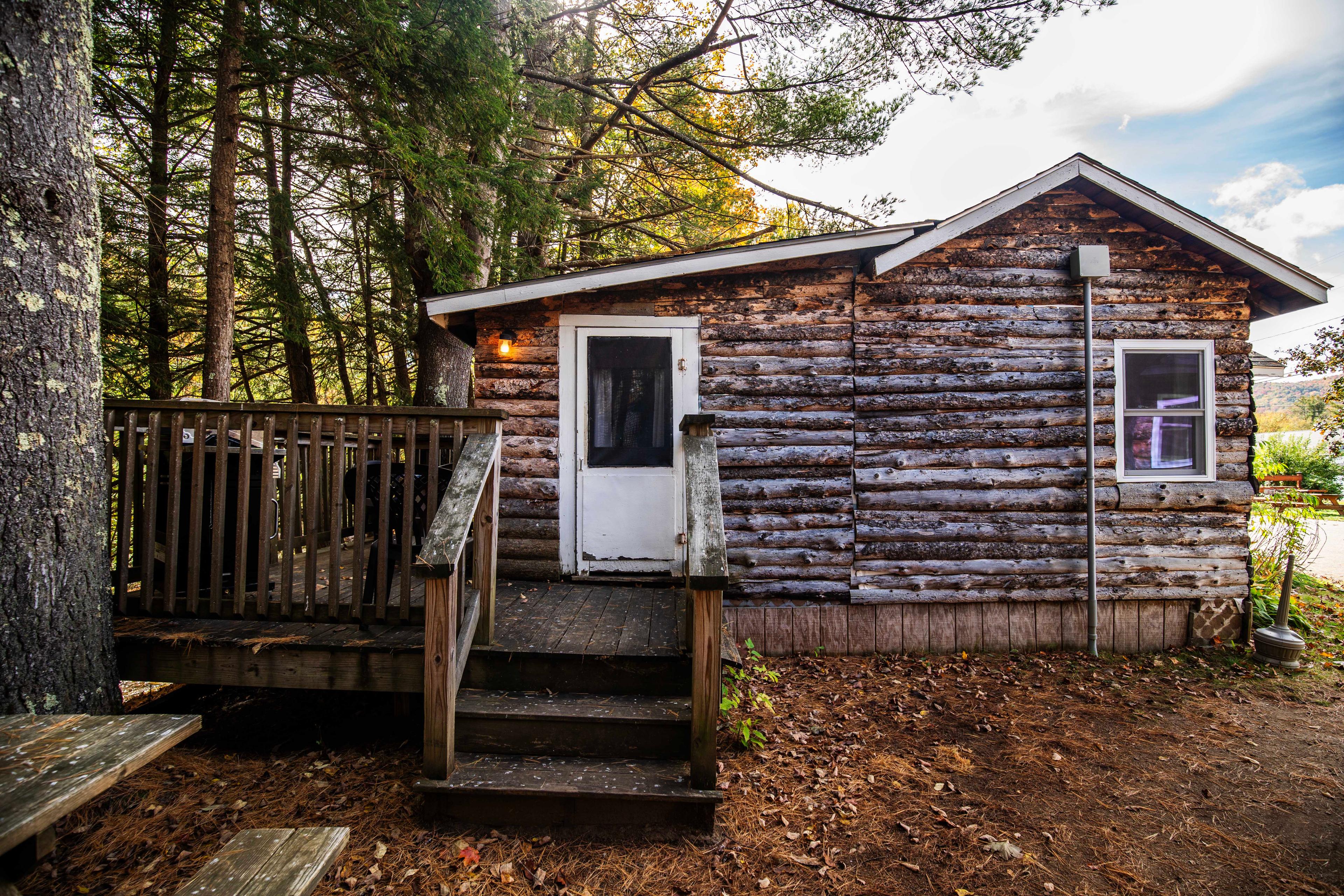 Explore the natural beauty of the White Mountains at Eagle Cliff cabin. #WhiteMountains #FamilyGetaway #GroupTravel #CozyRetreat