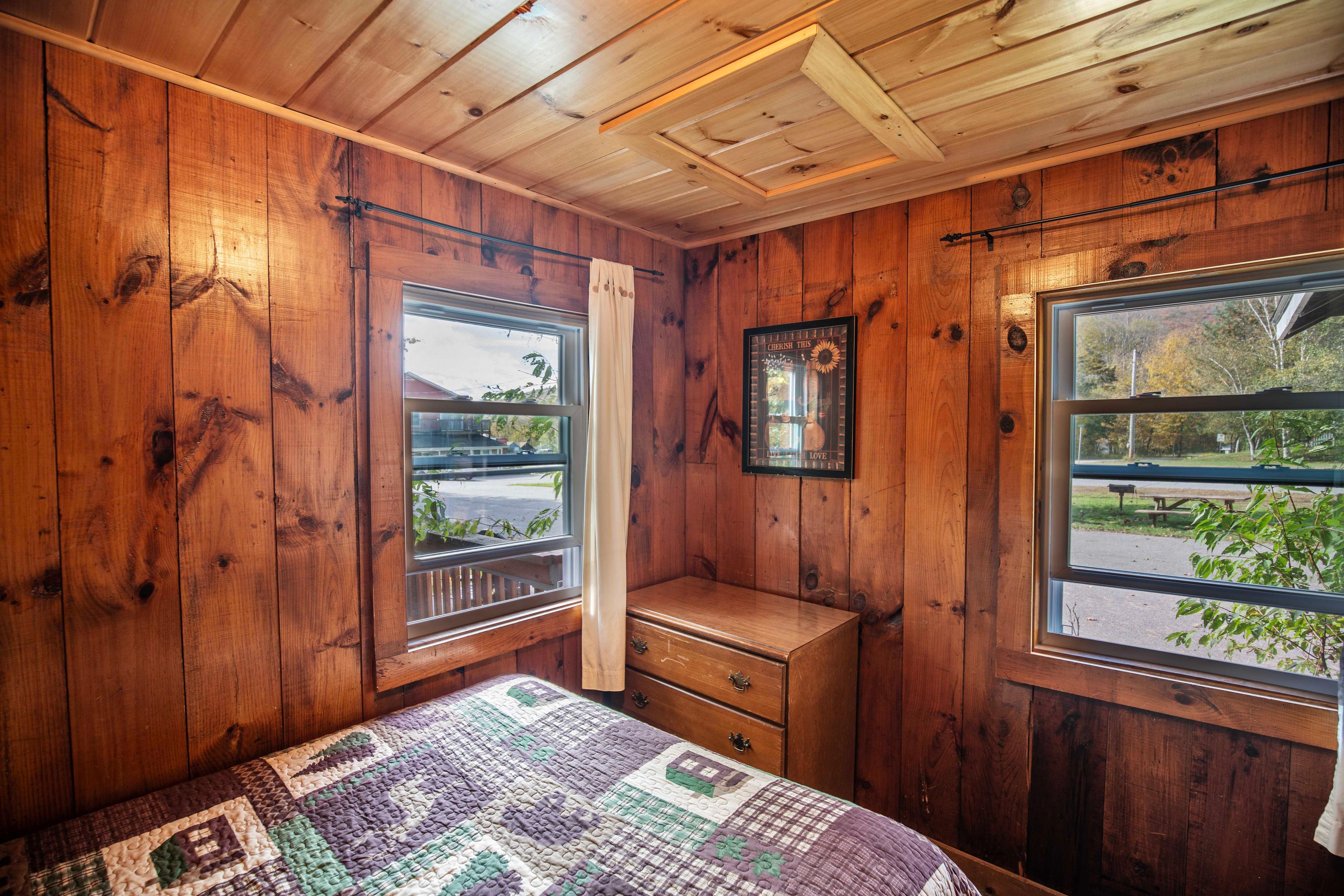 Group-friendly accommodations at Eagle Cliff cabin. #WhiteMountains #FamilyGetaway #GroupTravel #CozyRetreat