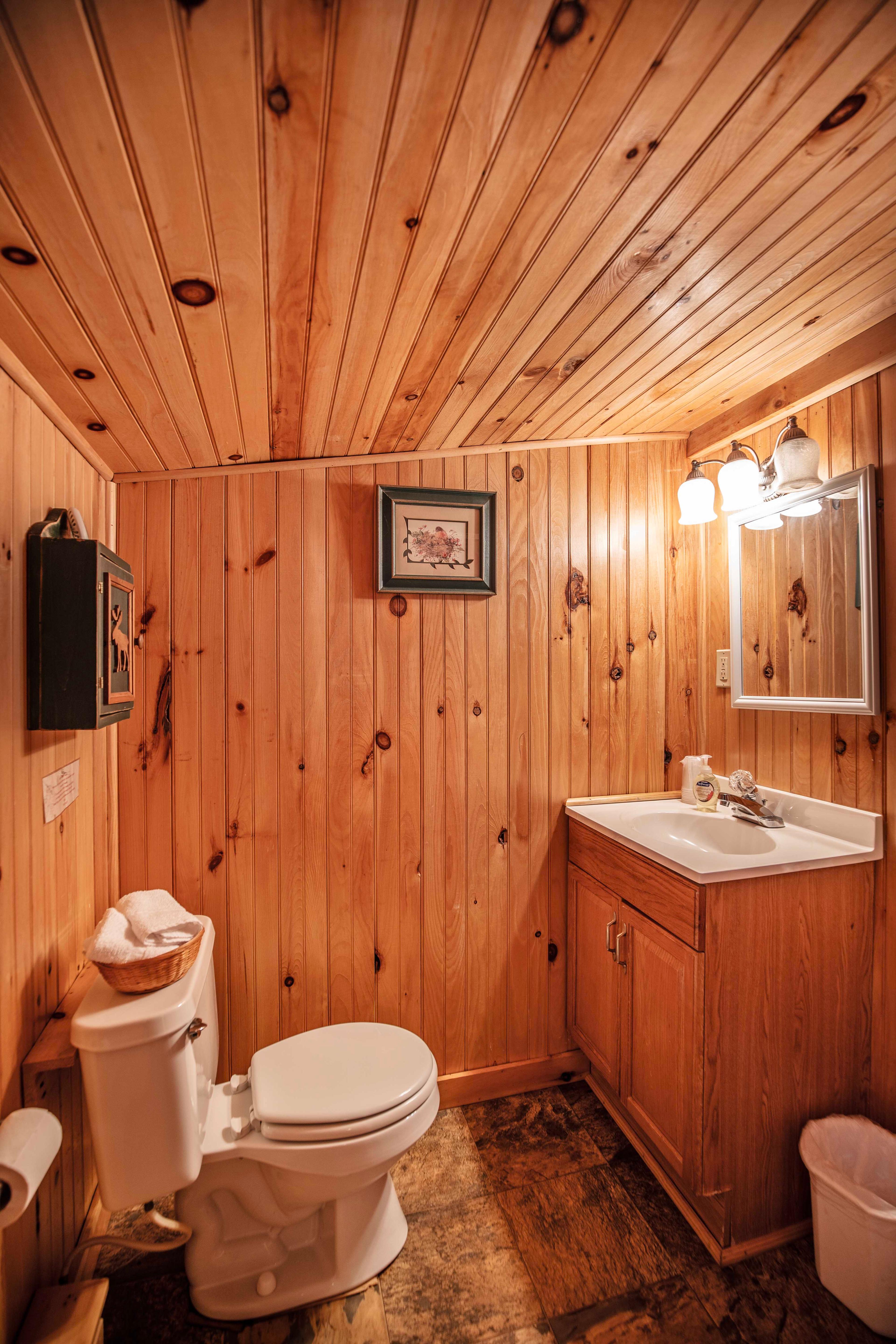 Full bathroom with amenities at Eagle Cliff cabin. #ExploreNH #RusticCharm #FamilyVacation #GroupAccommodation