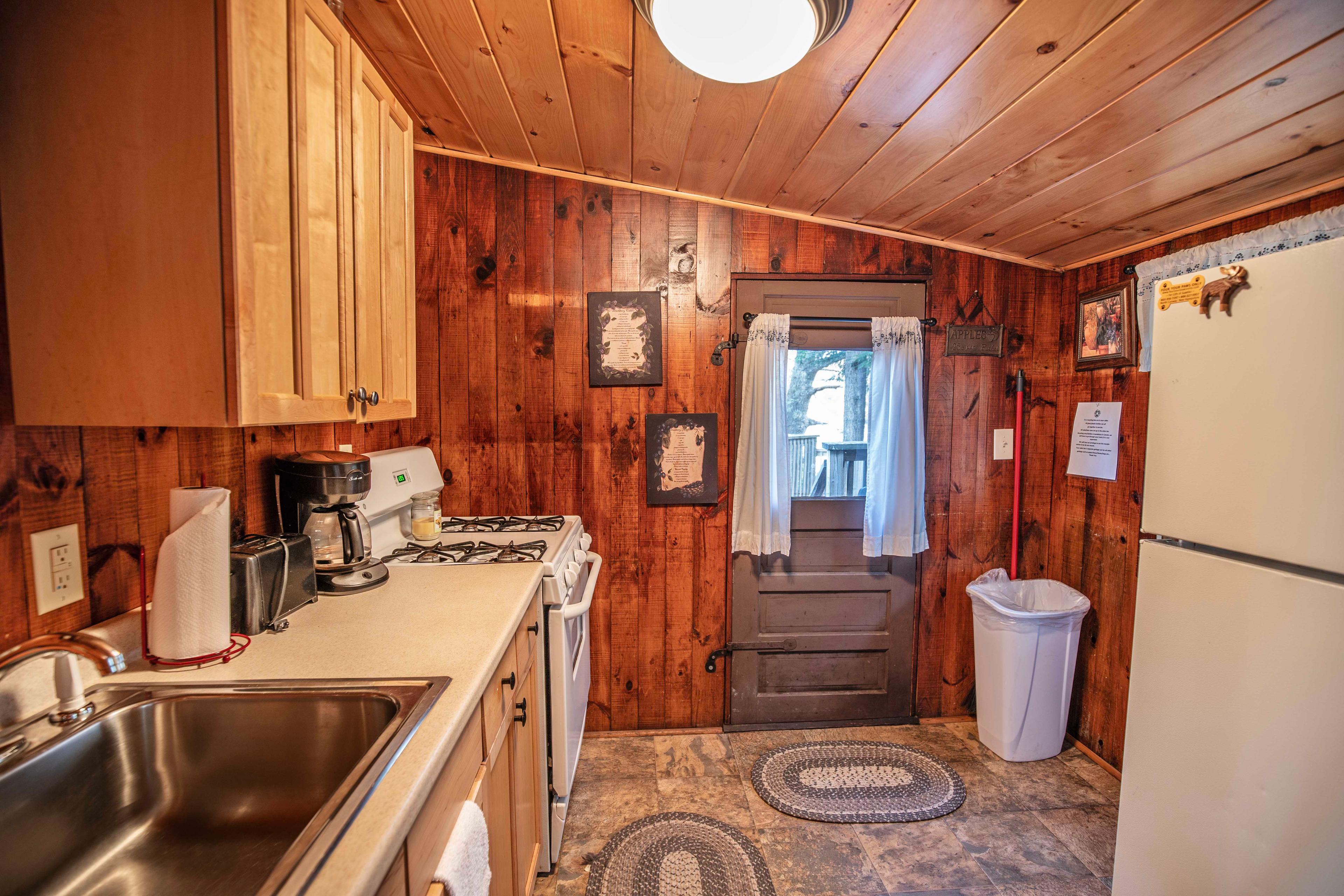 Well-equipped kitchen with full-sized appliances at Eagle Cliff cabin. #CabinLife #OutdoorLiving #Cookout #PicnicTable