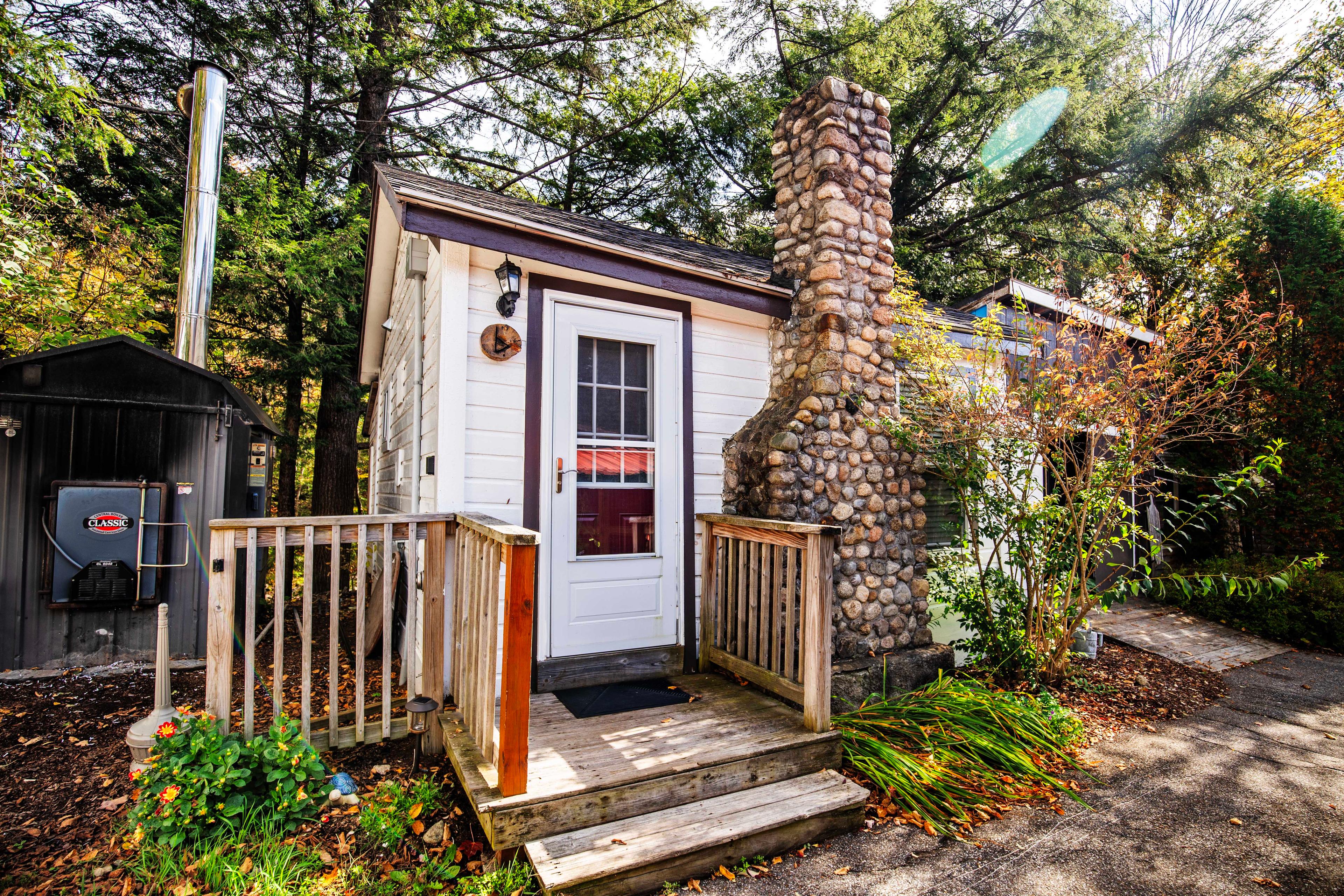 Riverside cabin with all the comforts of home at Beaver Pond. #PemigewassetRiver #RiversideCabin #LincolnNH #WhiteMountains