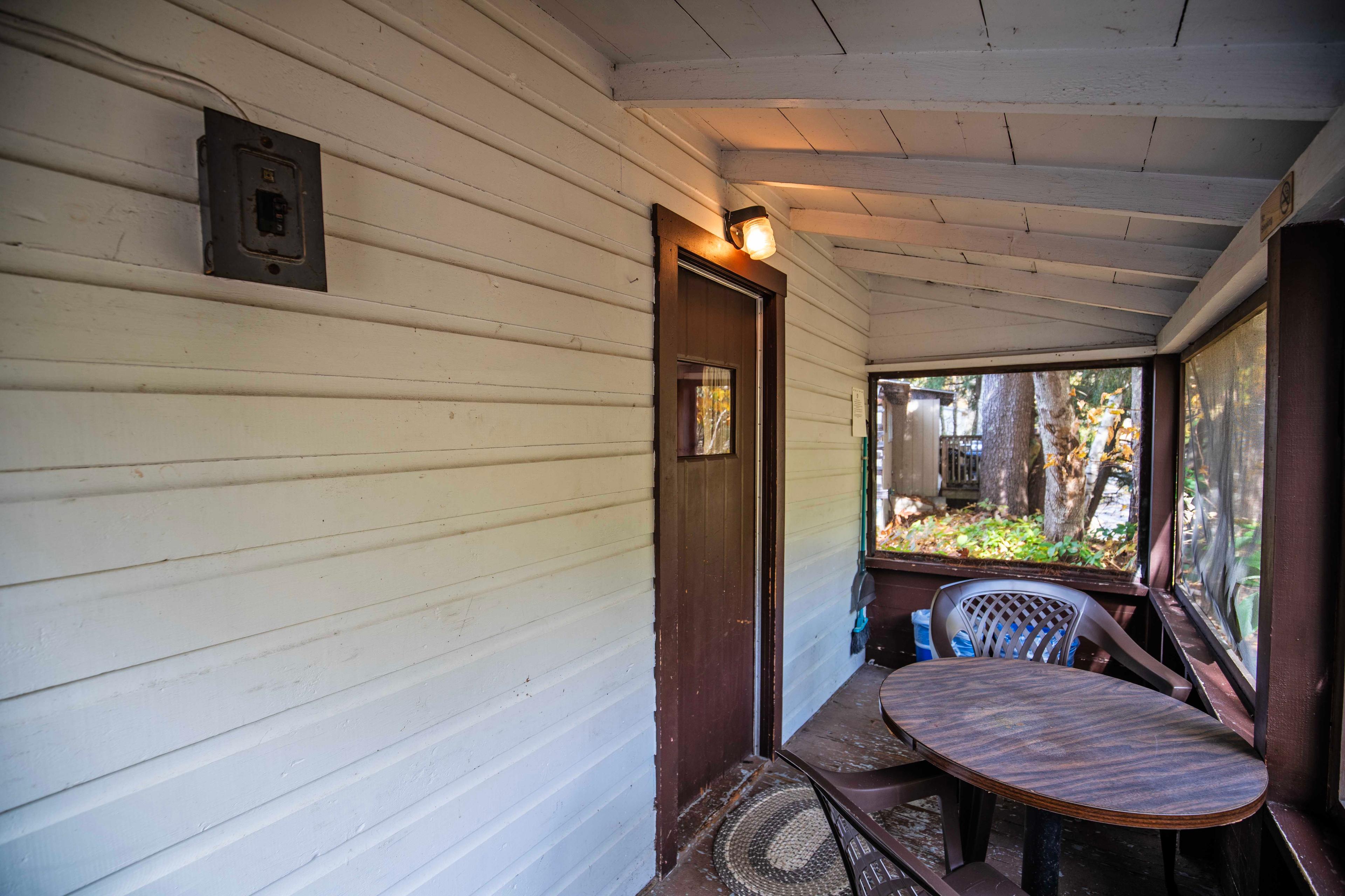 Enjoy morning coffee or a romantic dinner on Cathedral Ledge's screened-in porch. #HiddenGem #EscapeTheCity #PeacefulRetreat #CozyAtmosphere