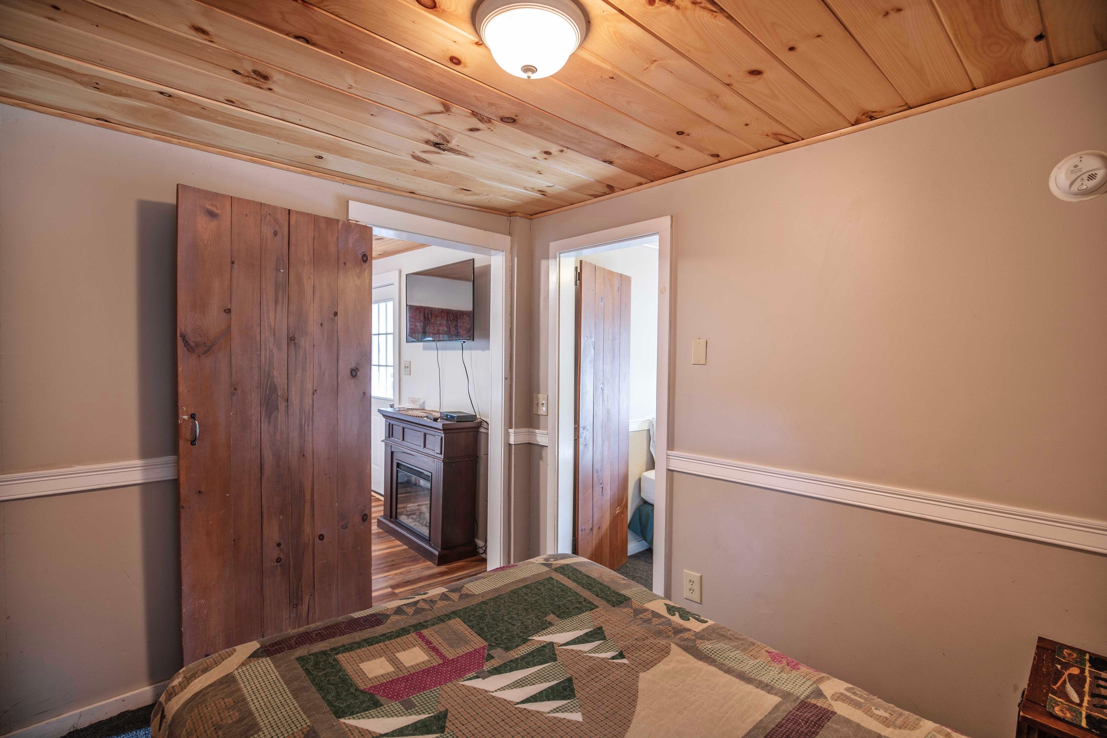 Proximity to Cabin 12 and shared outdoor space makes Mount Lincoln perfect for larger groups. #WhiteMountains #FamilyGetaway #GroupRetreat #CozyLivingRoom