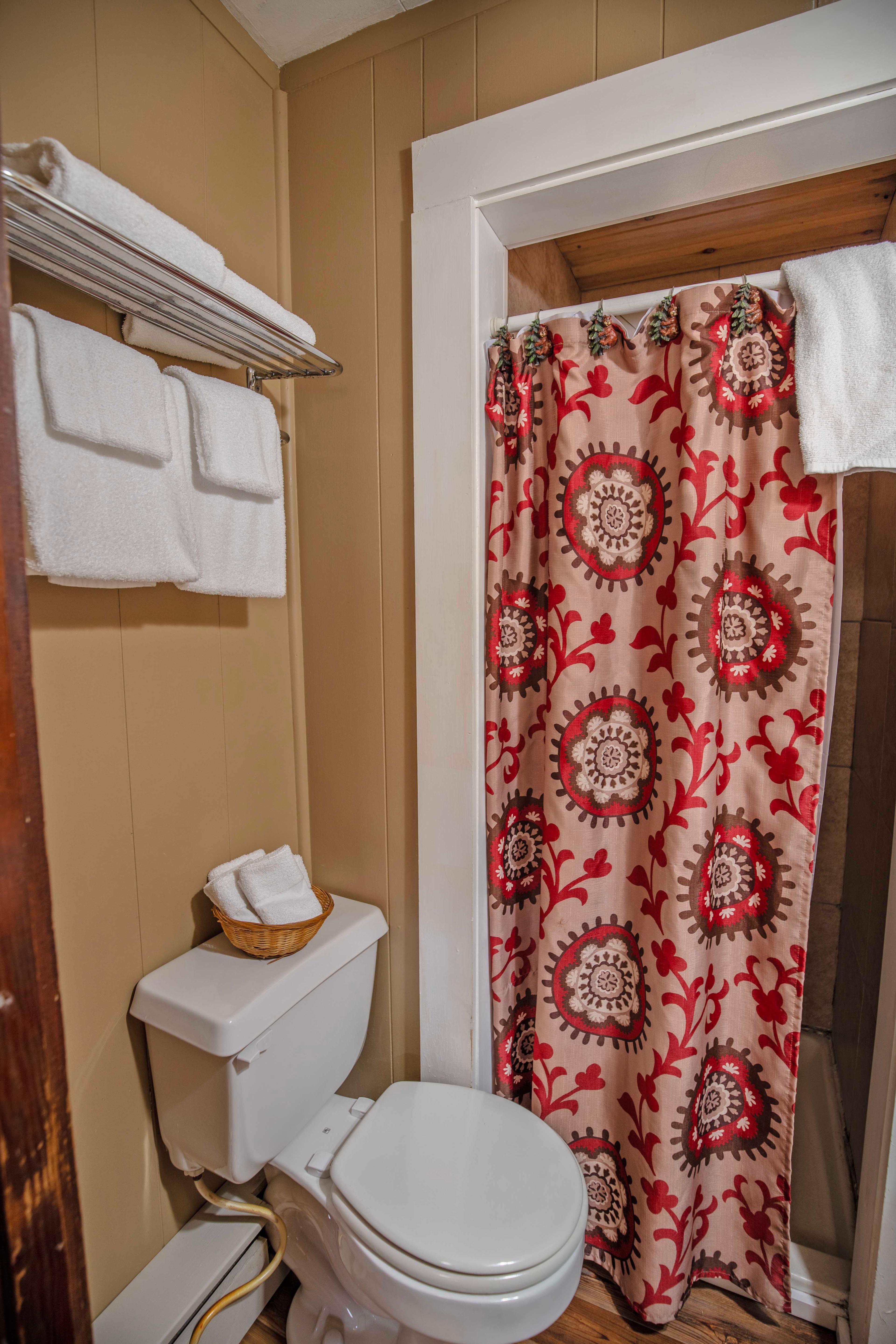 Full bathroom with stand-up shower in The Bears Den cabin. #SecludedCabin #FullBathroom