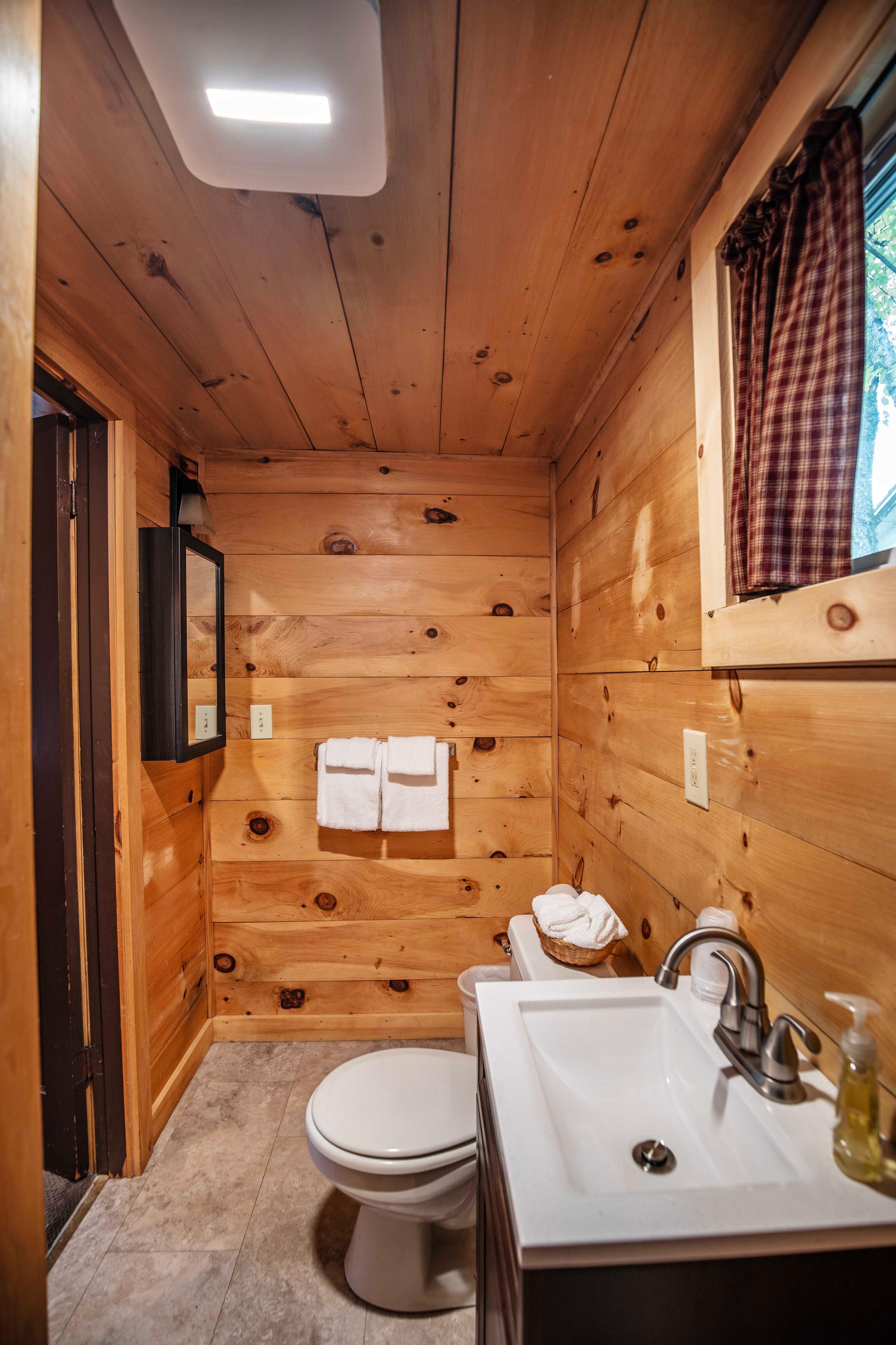 Year-round comfort with heating available at Lost River cabin. #FullBathroom #HiddenGem #NatureBeauty #AdventureAwaits