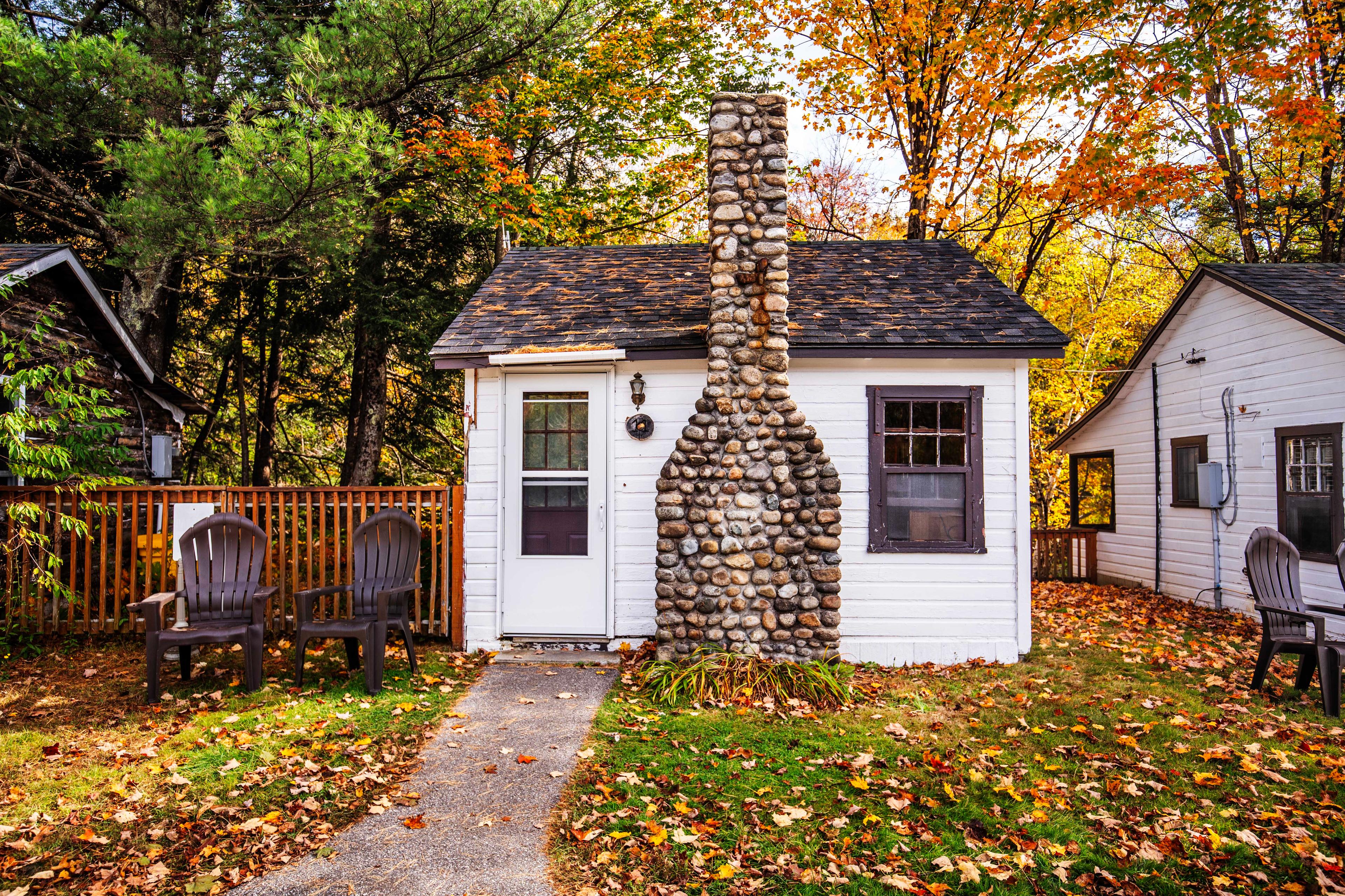 Explore the tranquil beauty of Cathedral Ledge cabin in Lincoln, NH. #PeacefulRetreat #CozyAtmosphere #UnwindInNature #ExploreNH