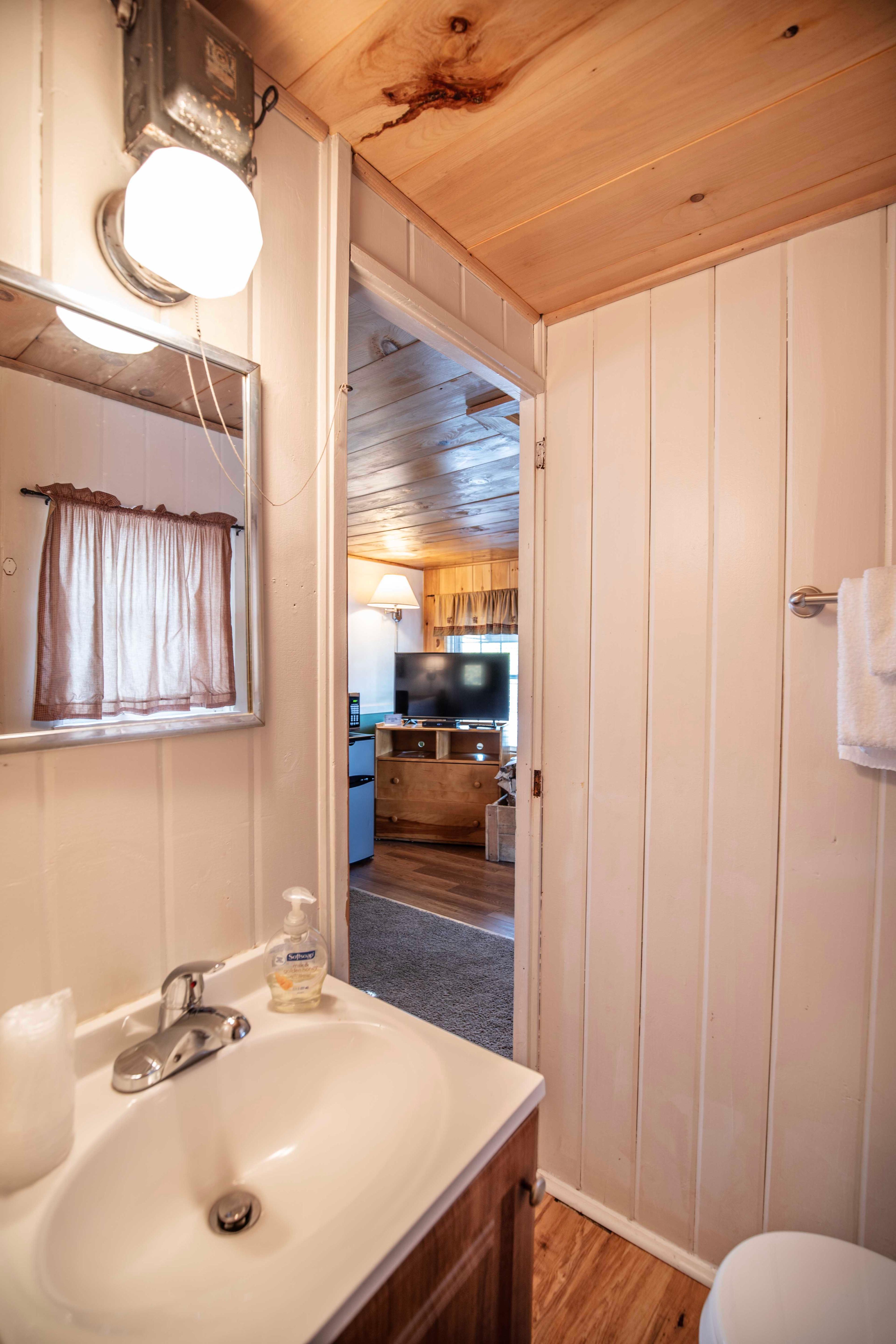 Cozy and inviting accommodations at The Basin cabin. #ScreenedInPorch #CozyLivingRoom #FullBathroom