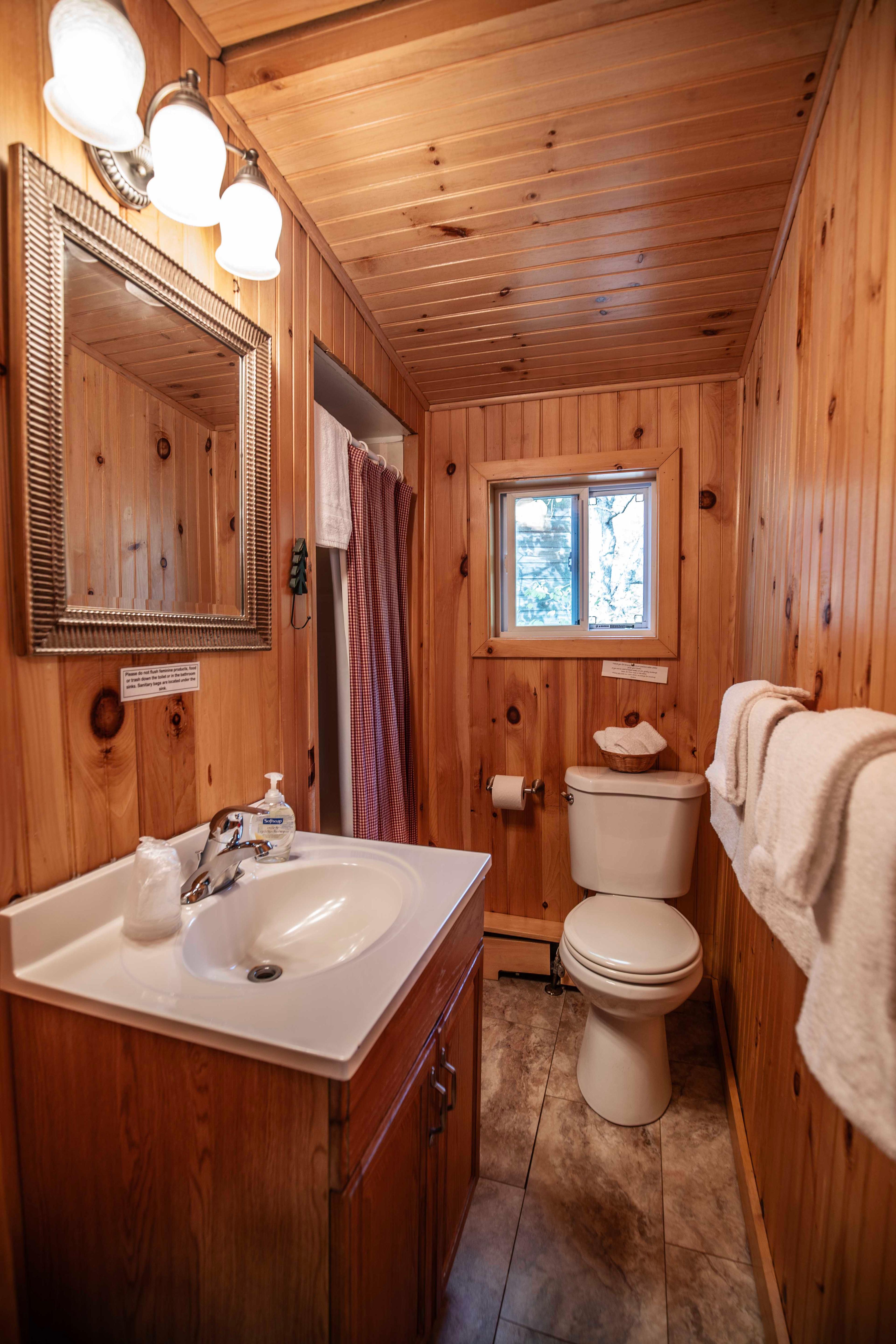 Full bathroom with all the comforts of home at Mount Lincoln cabin. #FullBathroom #GroupRetreat #CozyLivingRoom