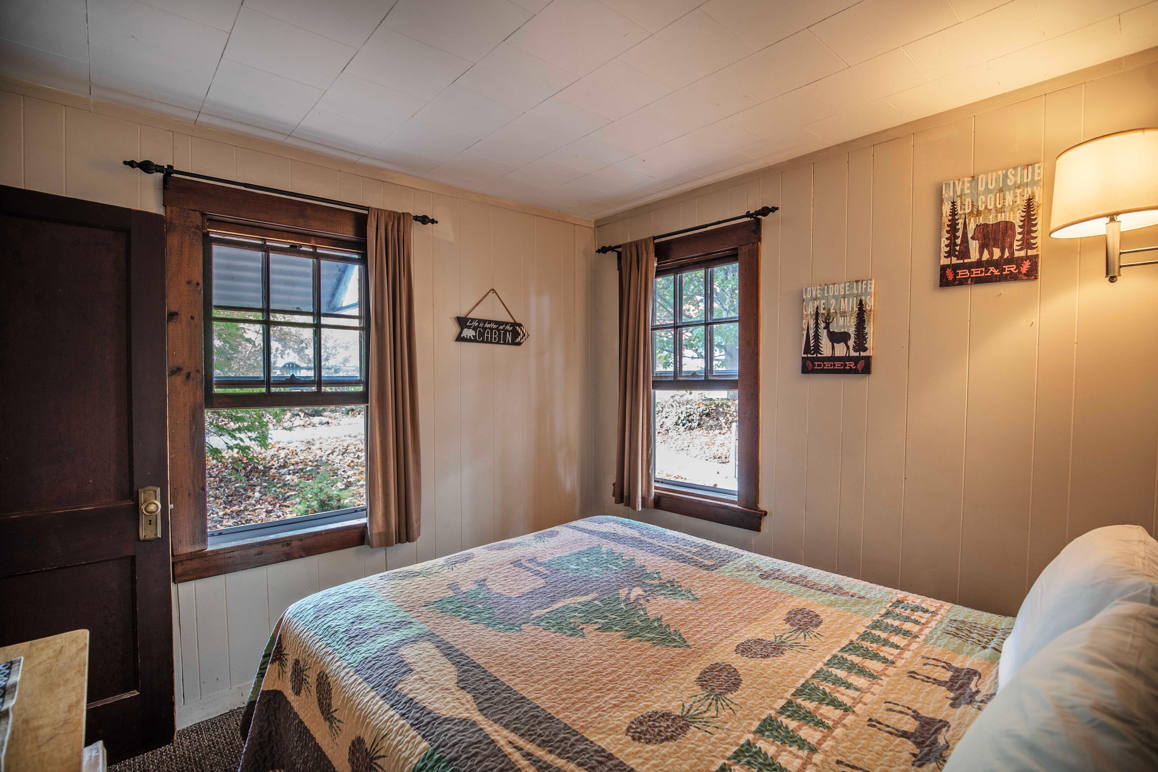 Charming cabin between Cabin 1 and Cabin 3 at Pemi Cabins, The Moose's Antler. #VacationRental #MountainRetreat #RusticCharm #CozyCabin