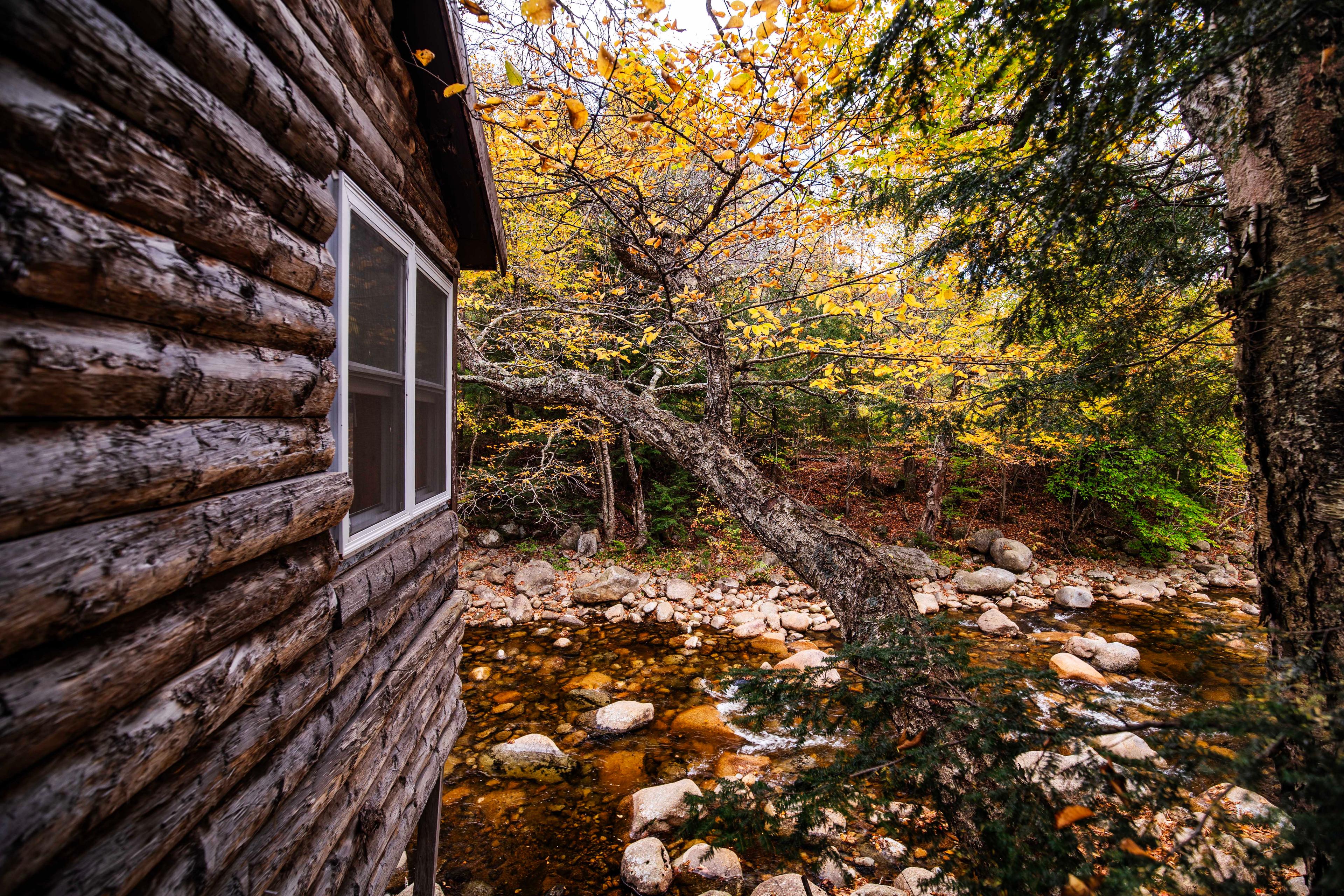 Perfect for a romantic getaway, Fox Hollow offers serene river views. #PemiCabins #PemigewassetRiver #RiverfrontCabin #LincolnNH