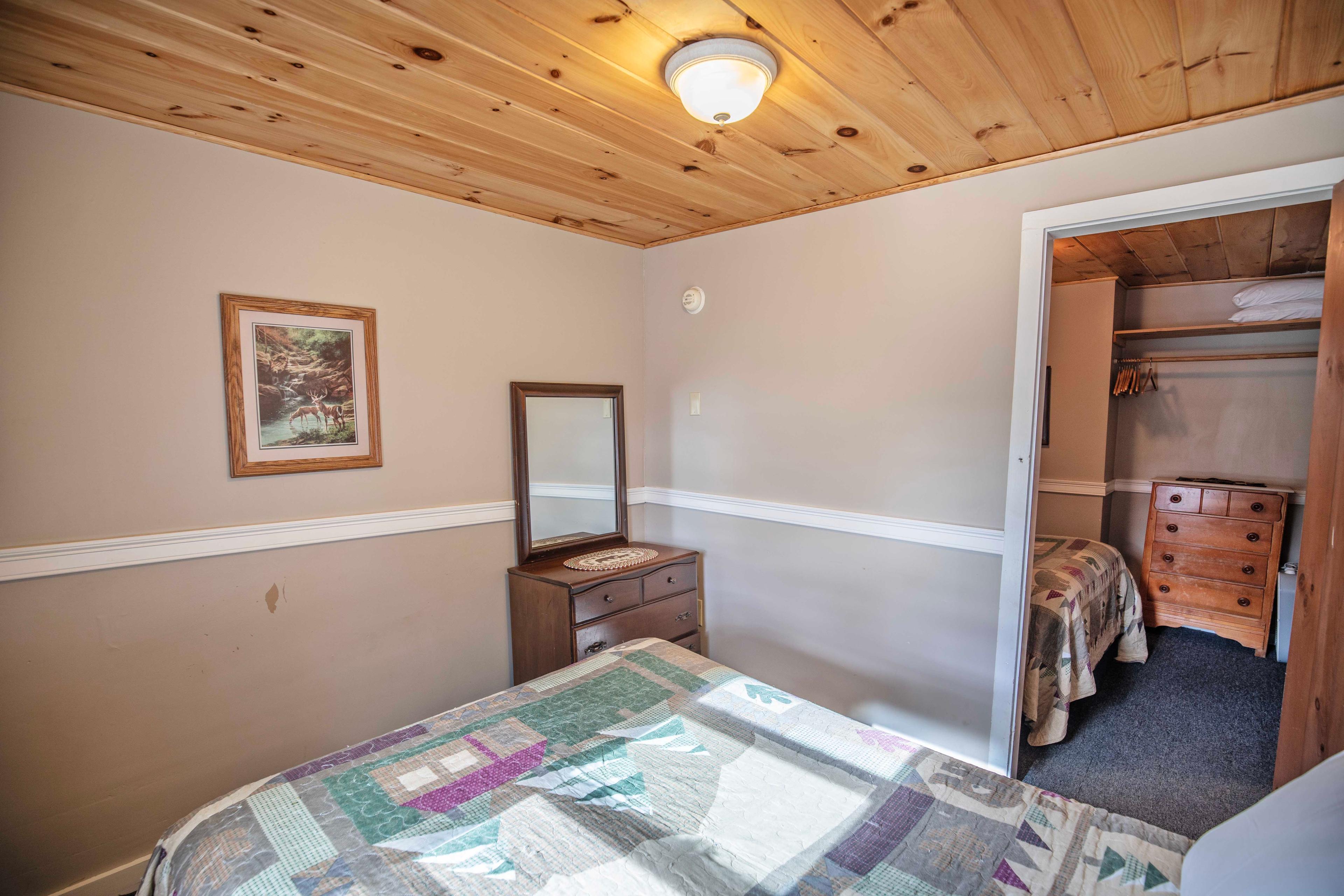 Proximity to Cabin 12 and shared outdoor space makes Mount Lincoln perfect for larger groups. #YearRoundComfort #PicnicArea #CabinLife #NatureEscape