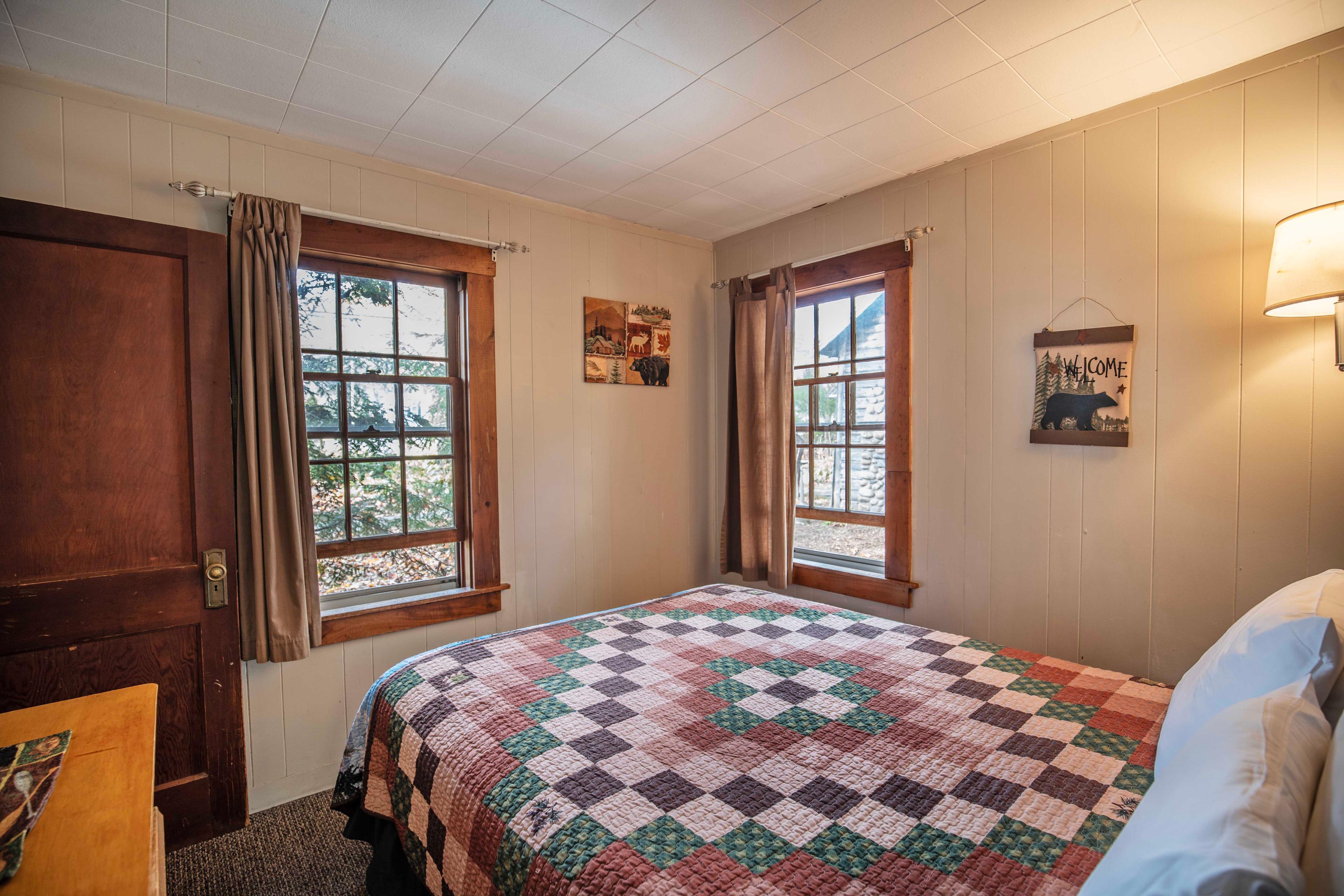 Comfortable year-round with heat and a wood-burning fireplace in The Bears Den. #ScenicViews #YearRoundComfort #VacationRental