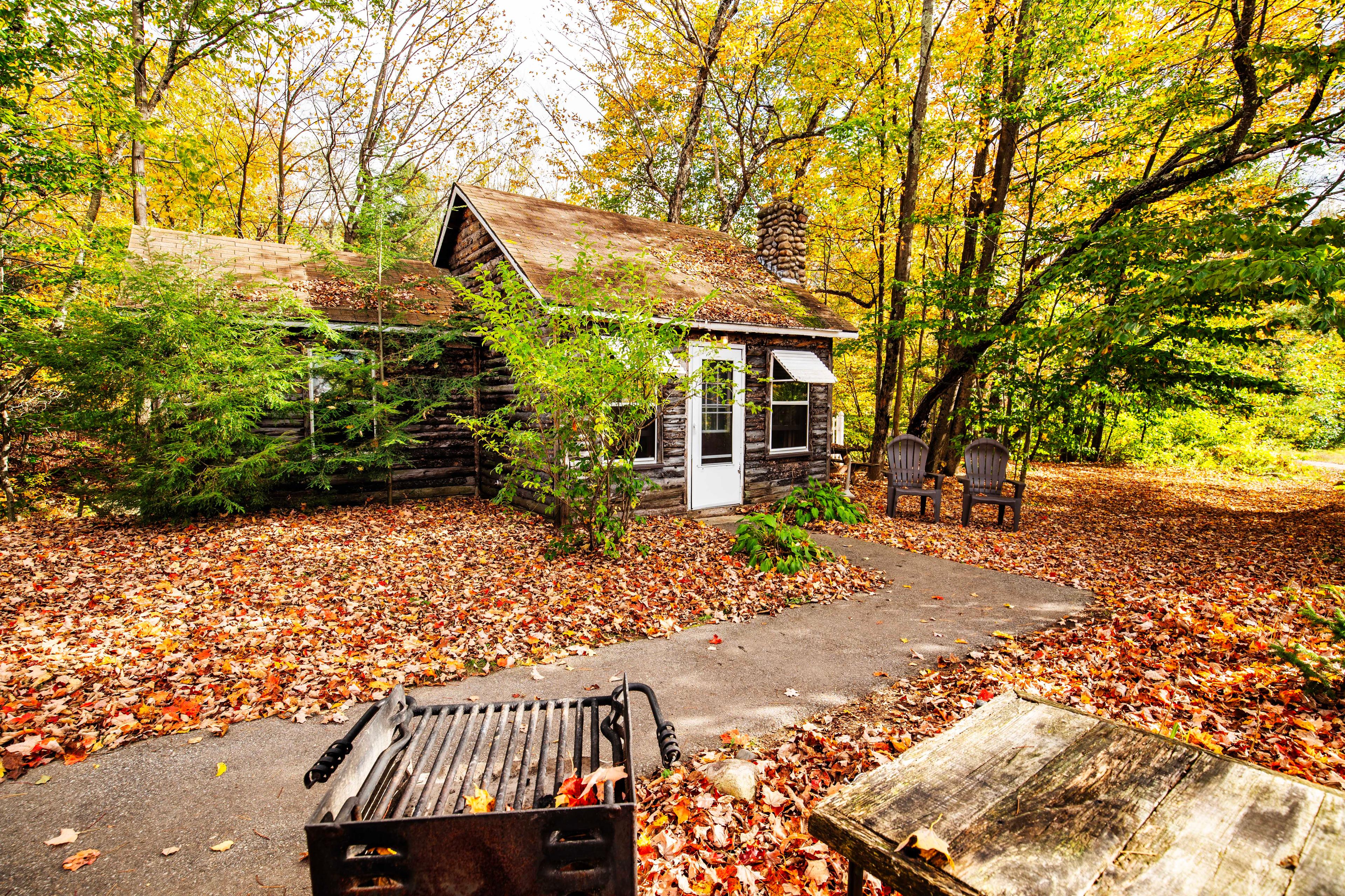 Rustic charm and natural beauty at The Bears Den, a hidden gem in the White Mountains.  #ScenicViews #YearRoundComfort #VacationRental #MountainRetreat