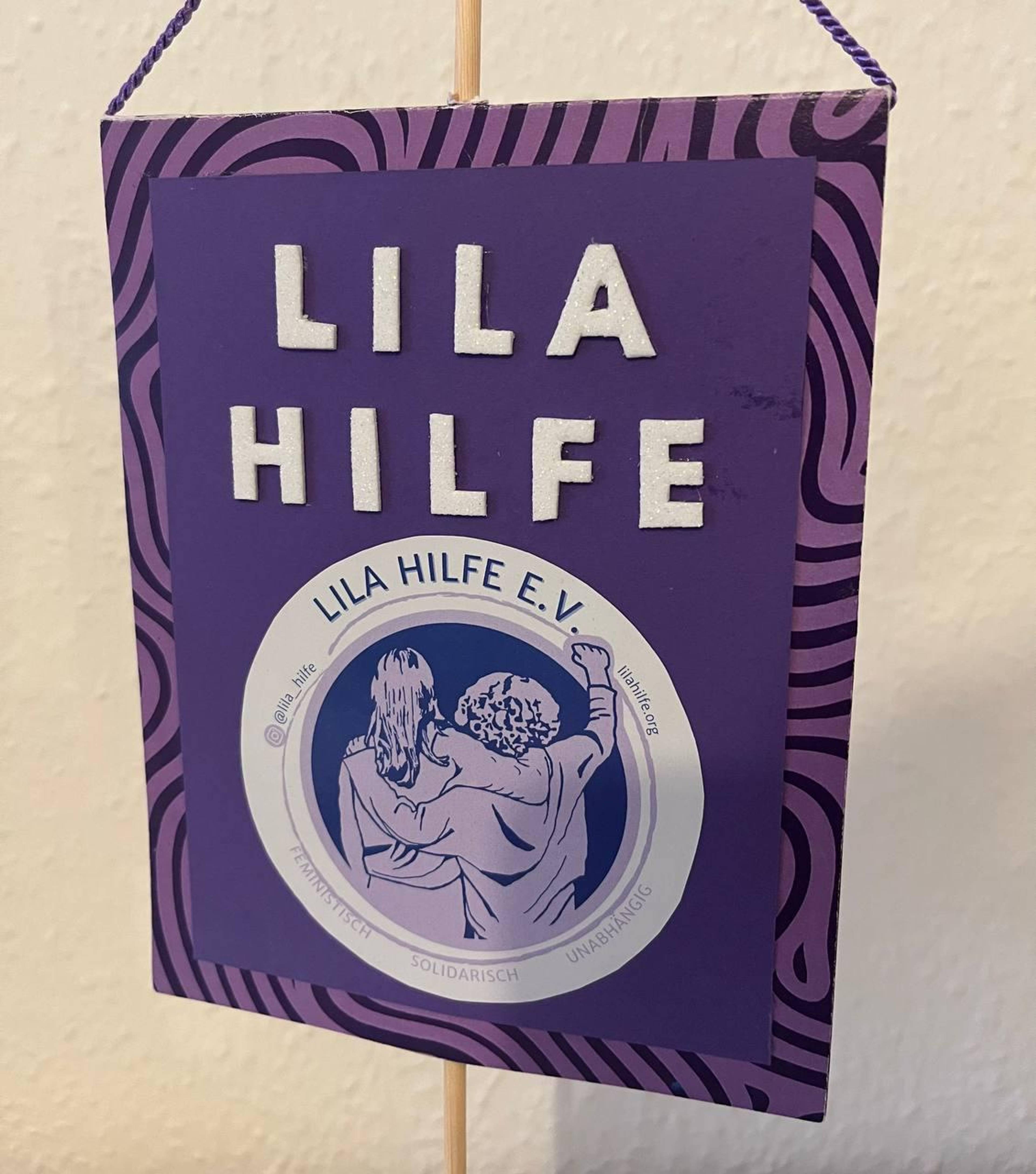 Wimple mit Lila Hilfe-Logo und -Schriftzug