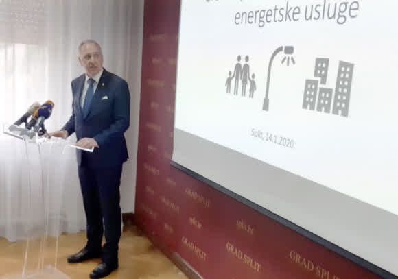 A man in a suit speaks at a podium with microphones, next to a screen showing icons of people, a street light, and buildings under the title "energetske usluge."​​​​‌﻿‍﻿​‍​‍‌‍﻿﻿‌﻿​‍‌‍‍‌‌‍‌﻿‌‍‍‌‌‍﻿‍​‍​‍​﻿‍‍​‍​‍‌﻿​﻿‌‍​‌‌‍﻿‍‌‍‍‌‌﻿‌​‌﻿‍‌​‍﻿‍‌‍‍‌‌‍﻿﻿​‍​‍​‍﻿​​‍​‍‌‍‍​‌﻿​‍‌‍‌‌‌‍‌‍​‍​‍​﻿‍‍​‍​‍‌‍‍​‌﻿‌​‌﻿‌​‌﻿​​​﻿‍‍​‍﻿﻿​‍﻿﻿‌‍﻿​‌‍﻿﻿‌‍​﻿‌‍​‌‌‍﻿​‌‍‍​‌‍﻿﻿‌﻿​﻿‌﻿‌​​﻿‍‍​﻿​﻿​﻿​﻿​﻿​﻿​﻿​﻿​‍﻿﻿‌‍‍‌‌‍﻿‍‌﻿‌​‌‍‌‌‌‍﻿‍‌﻿‌​​‍﻿﻿‌‍‌‌‌‍‌​‌‍‍‌‌﻿‌​​‍﻿﻿‌‍﻿‌‌‍﻿﻿‌‍‌​‌‍‌‌​﻿﻿‌‌﻿​​‌﻿​‍‌‍‌‌‌﻿​﻿‌‍‌‌‌‍﻿‍‌﻿‌​‌‍​‌‌﻿‌​‌‍‍‌‌‍﻿﻿‌‍﻿‍​﻿‍﻿‌‍‍‌‌‍‌​​﻿﻿‌‌﻿​​‌﻿​‍‌‍﻿﻿‌‍‍‍‌‍‌‌‌‍​﻿‌﻿‌​​‍﻿‌‌‍‌‌‌‍​‍‌﻿​‍‌‍‌​​‍﻿‌‌﻿​‍‌‍‌‌‌‍‌‌‌﻿​​​‍﻿‌‌﻿​​‌﻿‌‌‌‍​‍‌‍﻿​‌‍‍‌‌‍​﻿​‍﻿‌‌﻿​﻿‌‍‌‌‌‍​﻿‌﻿‌​‌‍﻿﻿‌﻿​‍​‍﻿‌‌‍‌‌‌﻿​﻿‌‍​﻿‌‍﻿﻿​‍﻿‌‌﻿‌﻿‌‍‌‌‌﻿​﻿‌﻿‌​‌‍‌‌‌﻿​‍‌‍﻿‍​‍﻿‌‌‍​‍‌‍​‌‌‍﻿​‌‍‍﻿‌‍​‌‌‍﻿‍‌﻿​﻿​﻿‍﻿‌﻿‌​‌﻿‍‌‌﻿​​‌‍‌‌​﻿﻿‌‌﻿​​‌﻿​‍‌‍﻿﻿‌‍‍‍‌‍‌‌‌‍​﻿‌﻿‌​​﻿‍﻿‌﻿​​‌‍​‌‌﻿‌​‌‍‍​​﻿﻿‌‌‍​‍‌‍﻿﻿‌‍‌​‌﻿‍‌​‍‌‌​﻿‌‌‌​​‍‌‌﻿﻿‌‍‍﻿‌‍‌‌‌﻿‍‌​‍‌‌​﻿​﻿‌​‌​​‍‌‌​﻿​﻿‌​‌​​‍‌‌​﻿​‍​﻿​‍‌‍‌‌‌‍‌‌​﻿​​​﻿​‌​﻿​‍‌‍‌​​﻿‍‌​﻿​‍​﻿‍​‌‍​‌​﻿‌﻿​﻿‌‌​‍‌‌​﻿​‍​﻿​‍​‍‌‌​﻿‌‌‌​‌​​‍﻿‍‌‍‍‌‌‍﻿‌‌‍​‌‌‍‌﻿‌‍‌‌‌﻿​﻿​‍‌‌​﻿‌‌‌​​‍‌‌﻿﻿‌‍‍﻿‌‍‌‌‌﻿‍‌​‍‌‌​﻿​﻿‌​‌​​‍‌‌​﻿​﻿‌​‌​​‍‌‌​﻿​‍​﻿​‍‌‍‌‌‌‍‌‍​﻿​‌‌‍‌‍​﻿‌‌​﻿​‍‌‍‌‌​﻿​‍‌‍‌‌​﻿‌‍‌‍​‍​﻿​‌​‍‌‌​﻿​‍​﻿​‍​‍‌‌​﻿‌‌‌​‌​​‍﻿‍‌‍‍‌‌‍﻿‌‌‍​‌‌‍‌﻿‌‍‌‌​‍﻿‍‌‍​‌‌‍﻿​‌﻿‌​​﻿﻿﻿‌‍​‍‌‍​‌‌﻿​﻿‌‍‌‌‌‌‌‌‌﻿​‍‌‍﻿​​﻿﻿‌‌‍‍​‌﻿‌​‌﻿‌​‌﻿​​​‍‌‌​﻿​﻿‌​​‌​‍‌‌​﻿​‍‌​‌‍​‍‌‌​﻿​‍‌​‌‍‌‍﻿​‌‍﻿﻿‌‍​﻿‌‍​‌‌‍﻿​‌‍‍​‌‍﻿﻿‌﻿​﻿‌﻿‌​​‍‌‌​﻿​﻿‌​​‌​﻿​﻿​﻿​﻿​﻿​﻿​﻿​﻿​‍‌‍‌‍‍‌‌‍‌​​﻿﻿‌‌﻿​​‌﻿​‍‌‍﻿﻿‌‍‍‍‌‍‌‌‌‍​﻿‌﻿‌​​‍﻿‌‌‍‌‌‌‍​‍‌﻿​‍‌‍‌​​‍﻿‌‌﻿​‍‌‍‌‌‌‍‌‌‌﻿​​​‍﻿‌‌﻿​​‌﻿‌‌‌‍​‍‌‍﻿​‌‍‍‌‌‍​﻿​‍﻿‌‌﻿​﻿‌‍‌‌‌‍​﻿‌﻿‌​‌‍﻿﻿‌﻿​‍​‍﻿‌‌‍‌‌‌﻿​﻿‌‍​﻿‌‍﻿﻿​‍﻿‌‌﻿‌﻿‌‍‌‌‌﻿​﻿‌﻿‌​‌‍‌‌‌﻿​‍‌‍﻿‍​‍﻿‌‌‍​‍‌‍​‌‌‍﻿​‌‍‍﻿‌‍​‌‌‍﻿‍‌﻿​﻿​‍‌‍‌﻿‌​‌﻿‍‌‌﻿​​‌‍‌‌​﻿﻿‌‌﻿​​‌﻿​‍‌‍﻿﻿‌‍‍‍‌‍‌‌‌‍​﻿‌﻿‌​​‍‌‍‌﻿​​‌‍​‌‌﻿‌​‌‍‍​​﻿﻿‌‌‍​‍‌‍﻿﻿‌‍‌​‌﻿‍‌​‍‌‌​﻿‌‌‌​​‍‌‌﻿﻿‌‍‍﻿‌‍‌‌‌﻿‍‌​‍‌‌​﻿​﻿‌​‌​​‍‌‌​﻿​﻿‌​‌​​‍‌‌​﻿​‍​﻿​‍‌‍‌‌‌‍‌‌​﻿​​​﻿​‌​﻿​‍‌‍‌​​﻿‍‌​﻿​‍​﻿‍​‌‍​‌​﻿‌﻿​﻿‌‌​‍‌‌​﻿​‍​﻿​‍​‍‌‌​﻿‌‌‌​‌​​‍﻿‍‌‍‍‌‌‍﻿‌‌‍​‌‌‍‌﻿‌‍‌‌‌﻿​﻿​‍‌‌​﻿‌‌‌​​‍‌‌﻿﻿‌‍‍﻿‌‍‌‌‌﻿‍‌​‍‌‌​﻿​﻿‌​‌​​‍‌‌​﻿​﻿‌​‌​​‍‌‌​﻿​‍​﻿​‍‌‍‌‌‌‍‌‍​﻿​‌‌‍‌‍​﻿‌‌​﻿​‍‌‍‌‌​﻿​‍‌‍‌‌​﻿‌‍‌‍​‍​﻿​‌​‍‌‌​﻿​‍​﻿​‍​‍‌‌​﻿‌‌‌​‌​​‍﻿‍‌‍‍‌‌‍﻿‌‌‍​‌‌‍‌﻿‌‍‌‌​‍﻿‍‌‍​‌‌‍﻿​‌﻿‌​​‍‌‍‌﻿​​‌‍‌‌‌﻿​‍‌﻿​﻿‌﻿​​‌‍‌‌‌‍​﻿‌﻿‌​‌‍‍‌‌﻿‌‍‌‍‌‌​﻿﻿‌‌﻿​​‌﻿‌‌‌‍​‍‌‍﻿​‌‍‍‌‌﻿​﻿‌‍‍​‌‍‌‌‌‍‌​​‍​‍‌﻿﻿‌