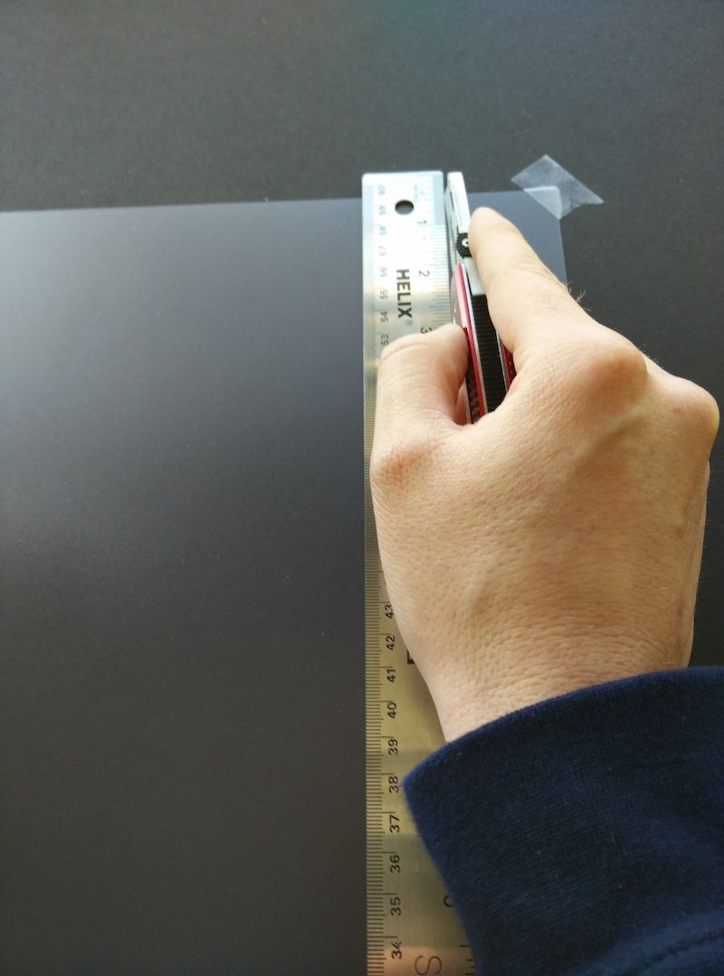 Cutting the filter to size with scissors
