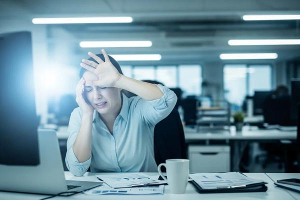 How to Reduce Light Sensitivity: Practical Solutions for Home, Work, and Daily Life