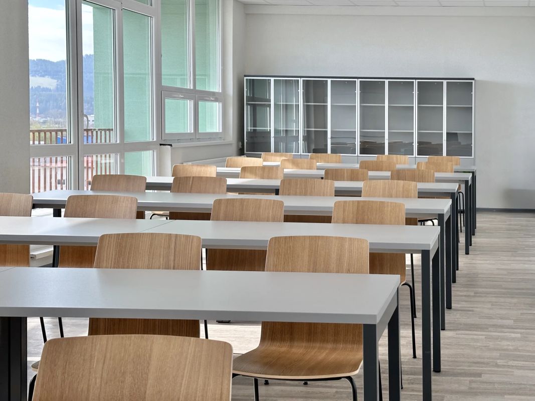 Školiaca miestnosť v Spišskej Novej Vsi s radmi stolov Ogi Y, stoličkami Com H a presklenými skriňami Standard