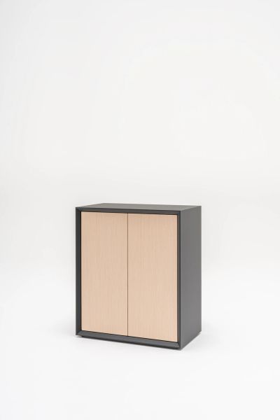 Dverová skriňa Gravity s dvomi svetlodrevenými dverami v tmavom ráme, minimalistický dizajn