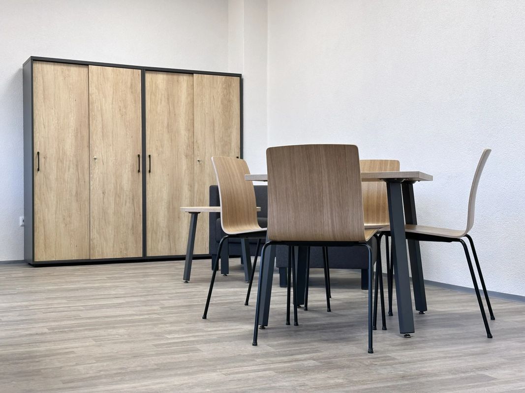 Školská meeting miestnosť so stolom Ogi A, stoličkami Com H a skrinkami Standard s posuvnými dverami