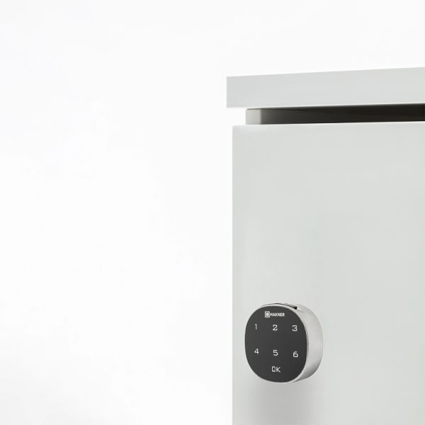 Detail bielej skrinky systému Locker s elektronickým číselným zámkom na uloženie osobných vecí