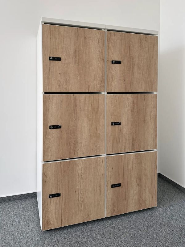 Drevený locker systém so šiestimi uzamykateľnými skrinkami na osobné veci v kancelárii v Banskej Bystrici