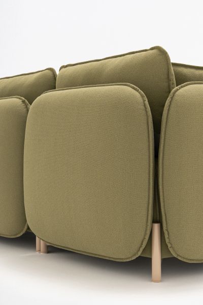 Detail zadnej časti olivovozelenej sedačky Linka na štíhlych béžových nožičkách do lounge priestoru