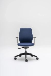 Modrá kancelárska stolička Evo s podrúčkami a kolieskami v minimalistickom bielom prostredí
