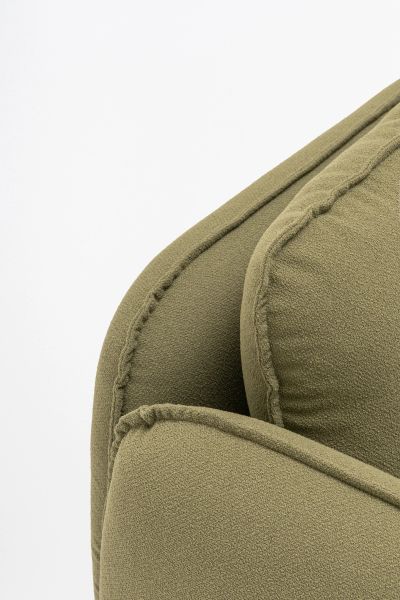 Detail mäkkého olivovozeleného čalúnenia a švov lounge kresla Linka