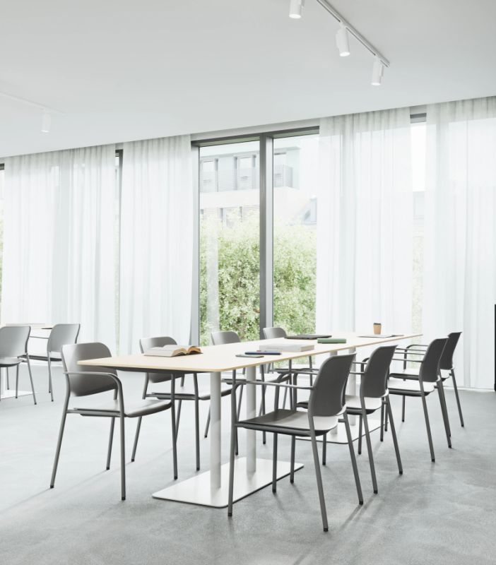 Moderná rokovacia miestnosť so stoličkami Zoo 502 okolo stola Revo tables T150/180 pri veľkých oknách