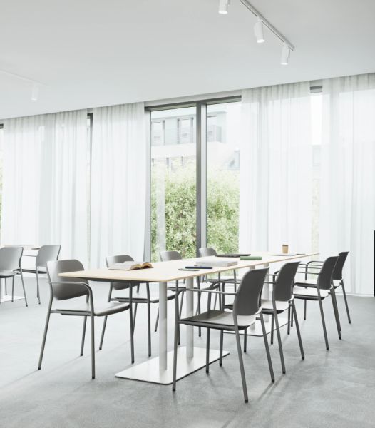 Moderná rokovacia miestnosť so stoličkami Zoo 502 okolo stola Revo tables T150/180 pri veľkých oknách