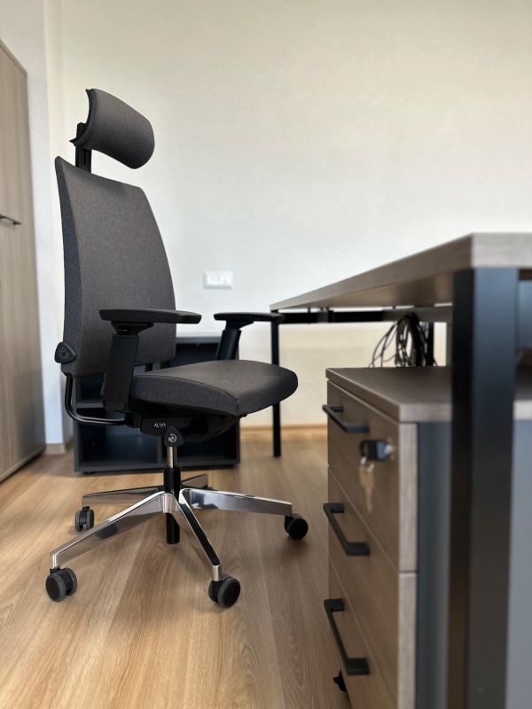 Manažérska kancelária s ergonomickou otočnou stoličkou pri pracovnom stole Ogi Y
