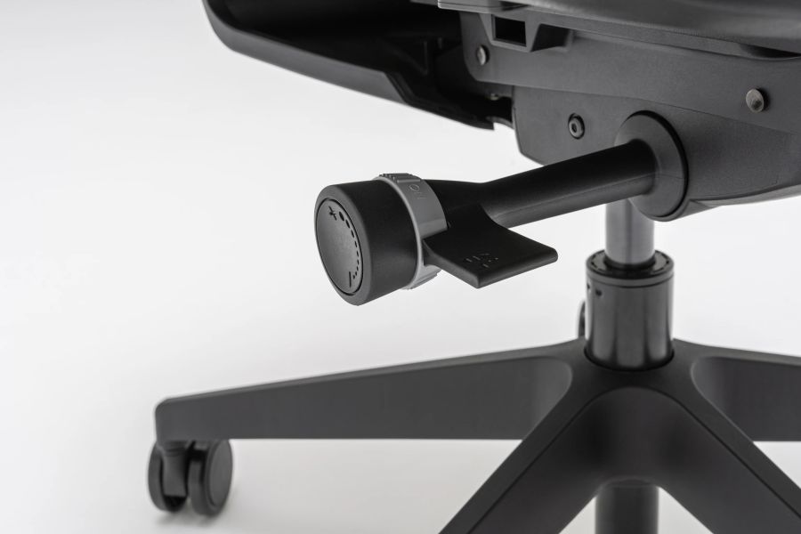 Detail ergonomického ovládania tuhosti operadla kancelárskej stoličky Evo na čiernom podstavci s kolieskami