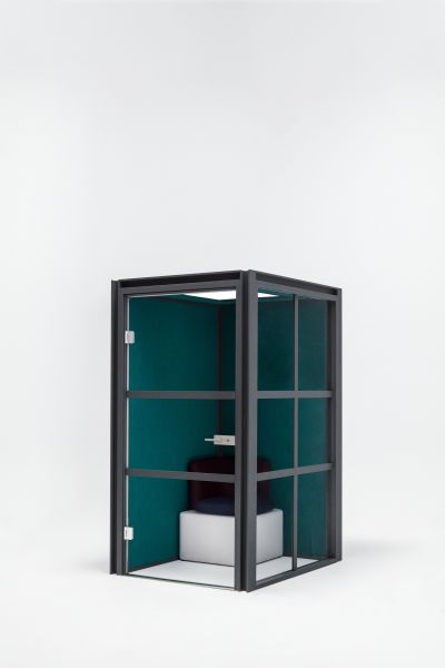 Hako akustická kancelárska kabína s presklenými stenami a sedadlom v minimalistickom bielom priestore