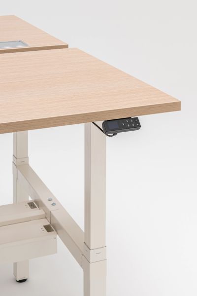 Detail elektricky výškovo nastaviteľného dvojstola Ogi Drive s ovládacím panelom pod doskou