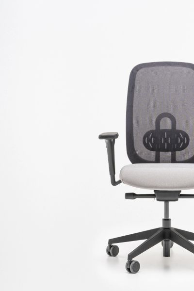 Ergonomická kancelárska stolička Ollie so sieťovaným operadlom a bedrovou opierkou na bielom pozadí
