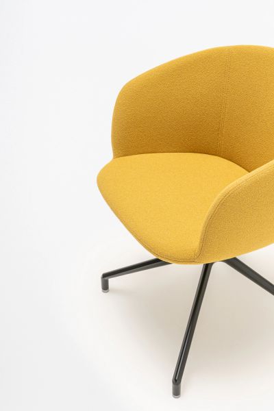 Žltá elegantná otočná stolička Grace s čalúneným sedadlom a čiernou kovovou podnožou
