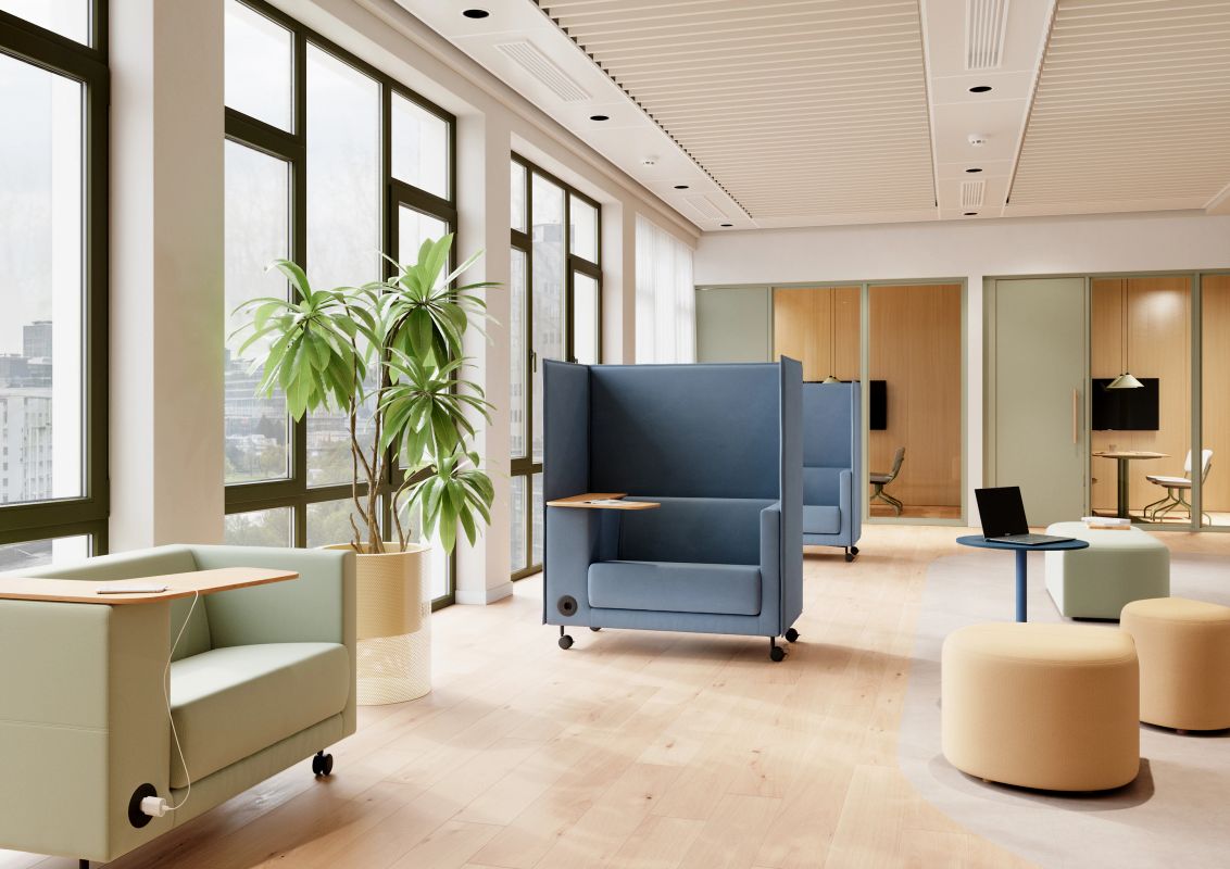Svetlý coworking Vancouver s pohodlnými mikro-priestormi, akustickými kreslami a mobilným sedením pri veľkých oknách