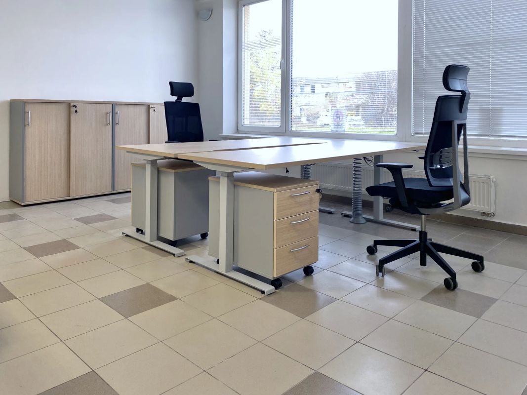 Svetlá kancelária konštruktérov so stolmi Ogi Drive, kontajnermi Basic, stoličkami Xenon Net a skrinkami Standard