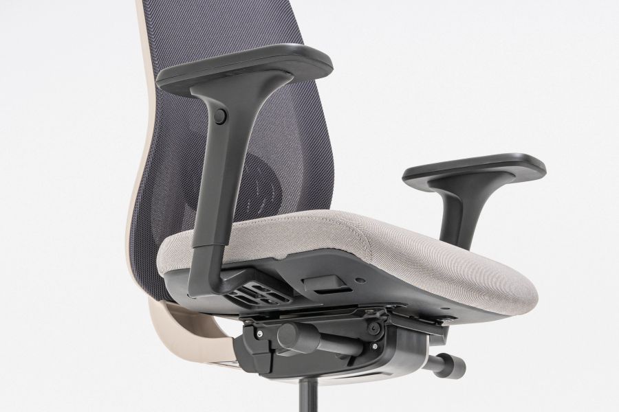 Detail sedadla a podrúčok ergonomickej kancelárskej stoličky Ollie so sieťovaným operadlom
