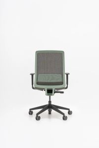 Ergonomická kancelárska stolička Apex so sieťovaným operadlom a podrúčkami na bielom pozadí
