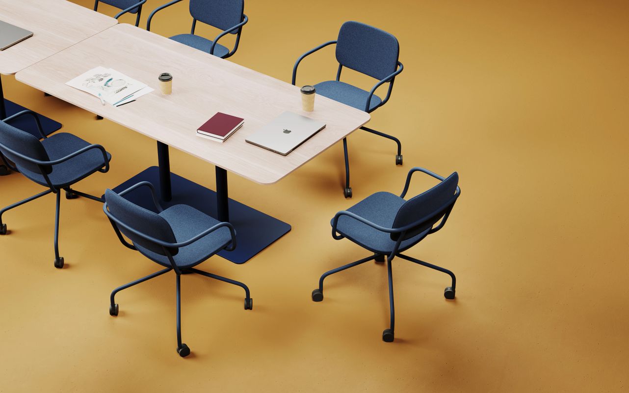 Moderné modré stoličky Normo okolo svetlého konferenčného stola v minimalistickej zasadačke