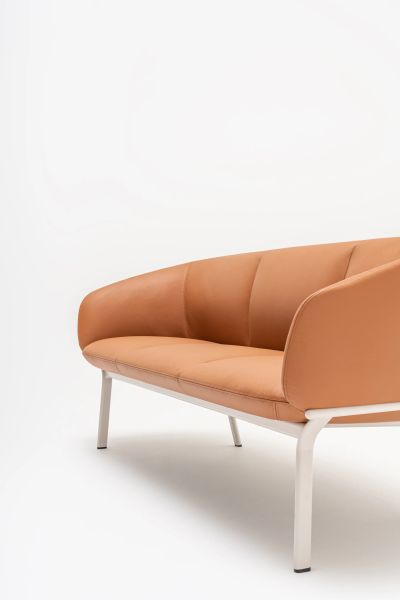 Grace – elegantná kožená pohovka v karamelovej farbe na bielych kovových nohách pre lounge sedenie
