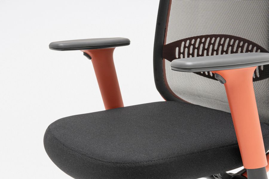 Detail ergonomickej kancelárskej stoličky Astro s čiernym sedákom a oranžovými podrúčkami