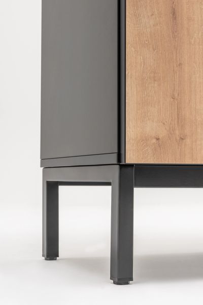 Detail kovových nôh a drevenej bočnice skrinky Locker na uloženie osobných vecí